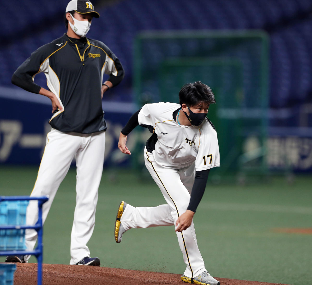 中日対阪神　練習前、ナゴヤドームのマウンドを確認する阪神岩貞（右）と藤浪（撮影・前田充）