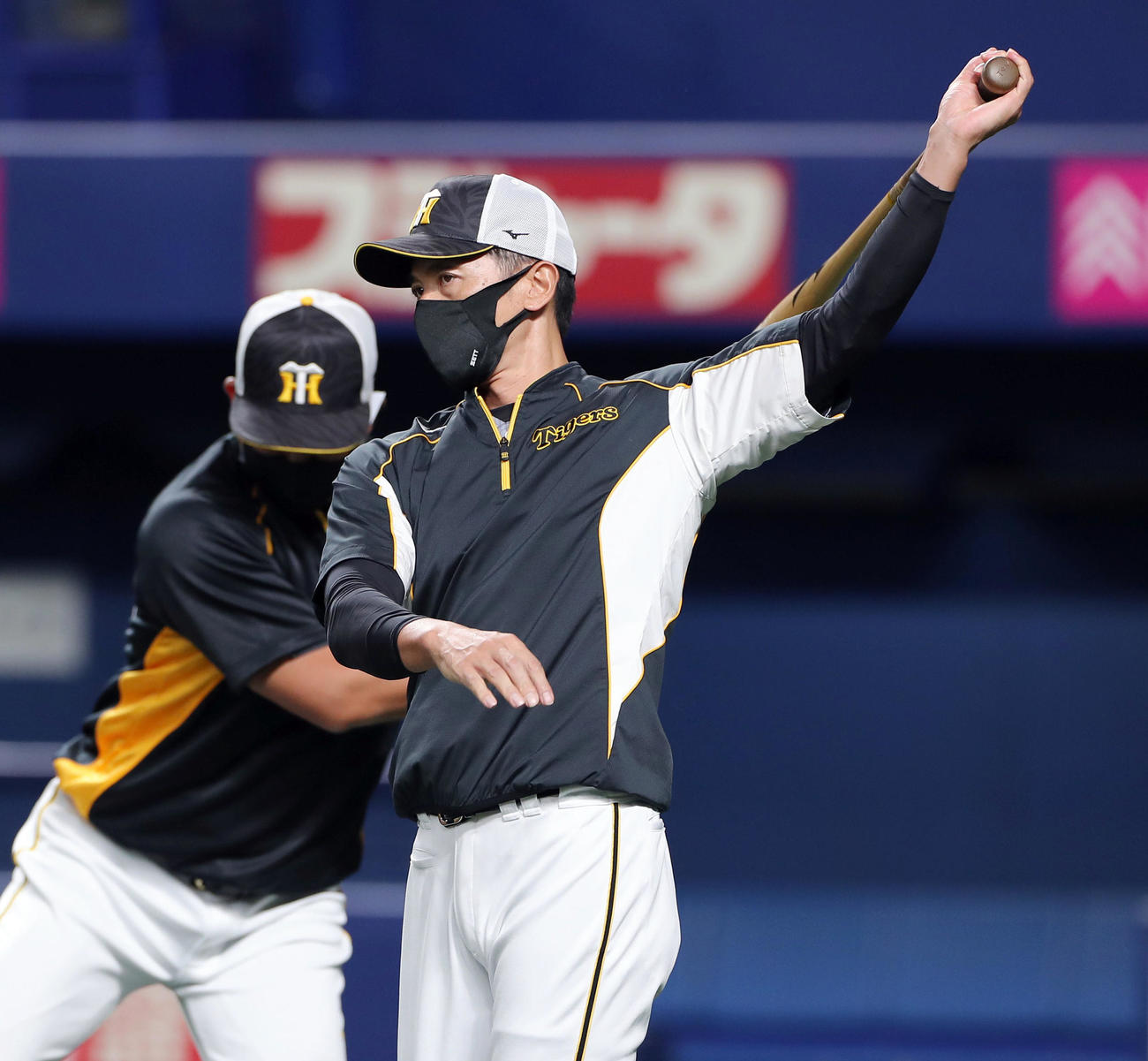 中日対阪神　試合前練習でノックバットを振る矢野監督（撮影・前田充）