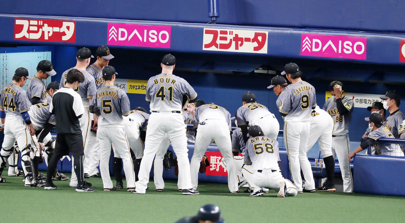 中日対阪神　試合前の円陣を組む阪神ナインと矢野監督（撮影・加藤哉）