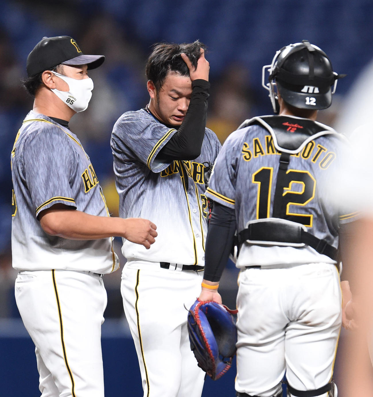 3回裏中日無死二塁、マウンドの高橋遥人のもとに集まる福原忍投手コーチら阪神ナイン（撮影・森本幸一）