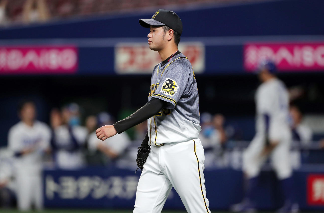 中日対阪神　3回裏中日無死一塁、アルモンテに勝ち越し適時二塁打を浴びた高橋（撮影・前田充）