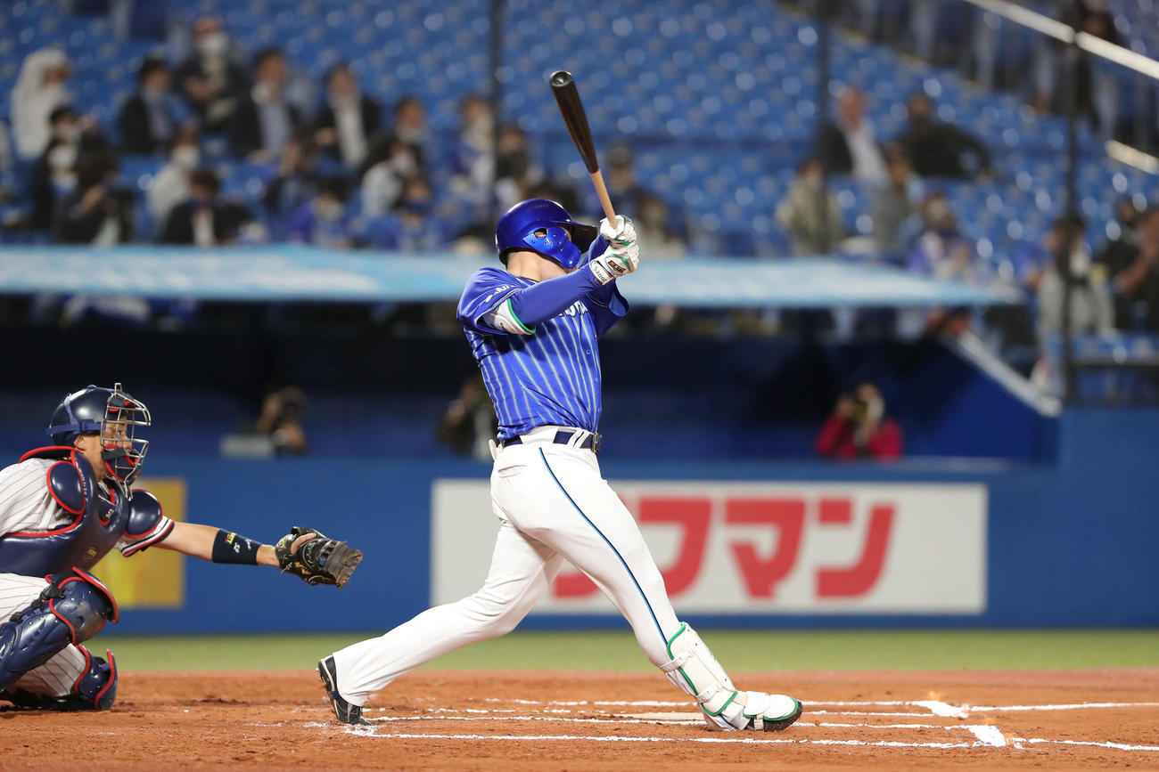 ヤクルト対DeNA　6回表DeNA無死二塁、勝ち越しの中越え2点本塁打を放つ佐野（撮影・河田真司）