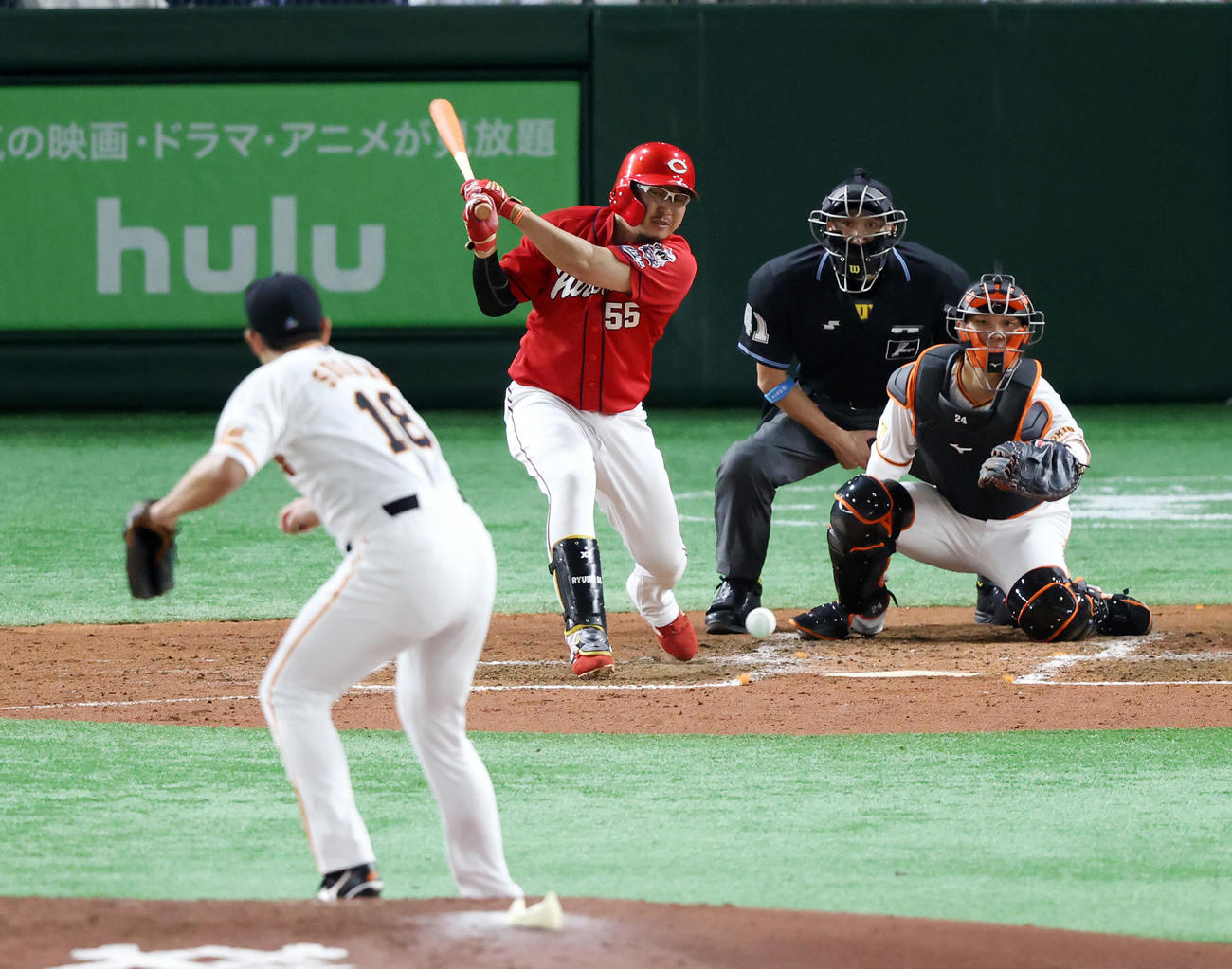 巨人対広島　4回表広島無死一、二塁、中前適時打を放つ松山。投手菅野（撮影・垰建太）