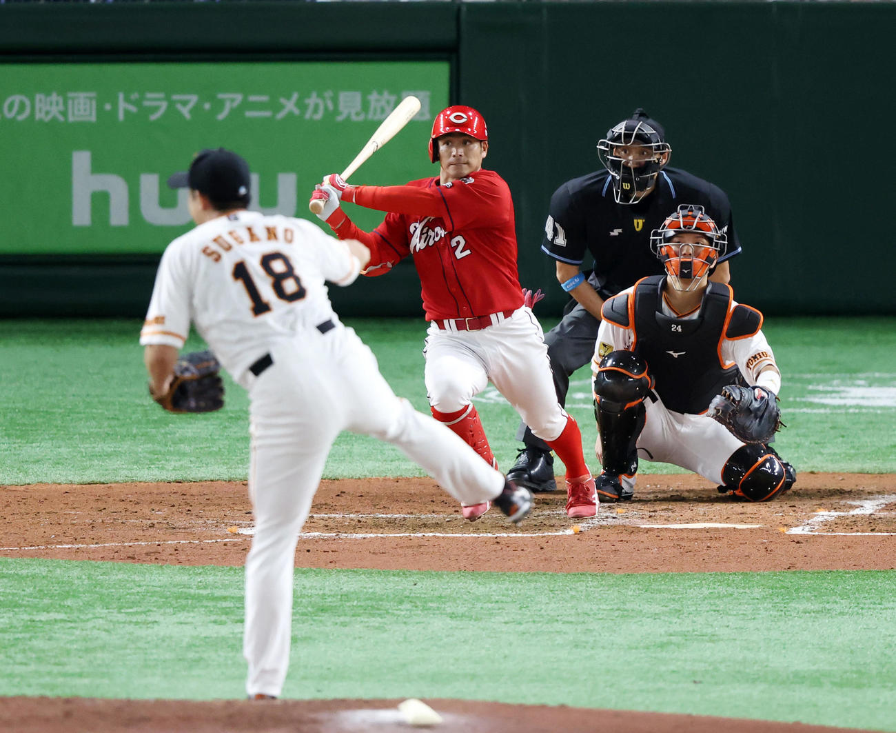 巨人対広島　4回表広島無死、右前打を放つ田中広輔。投手菅野（撮影・垰建太）