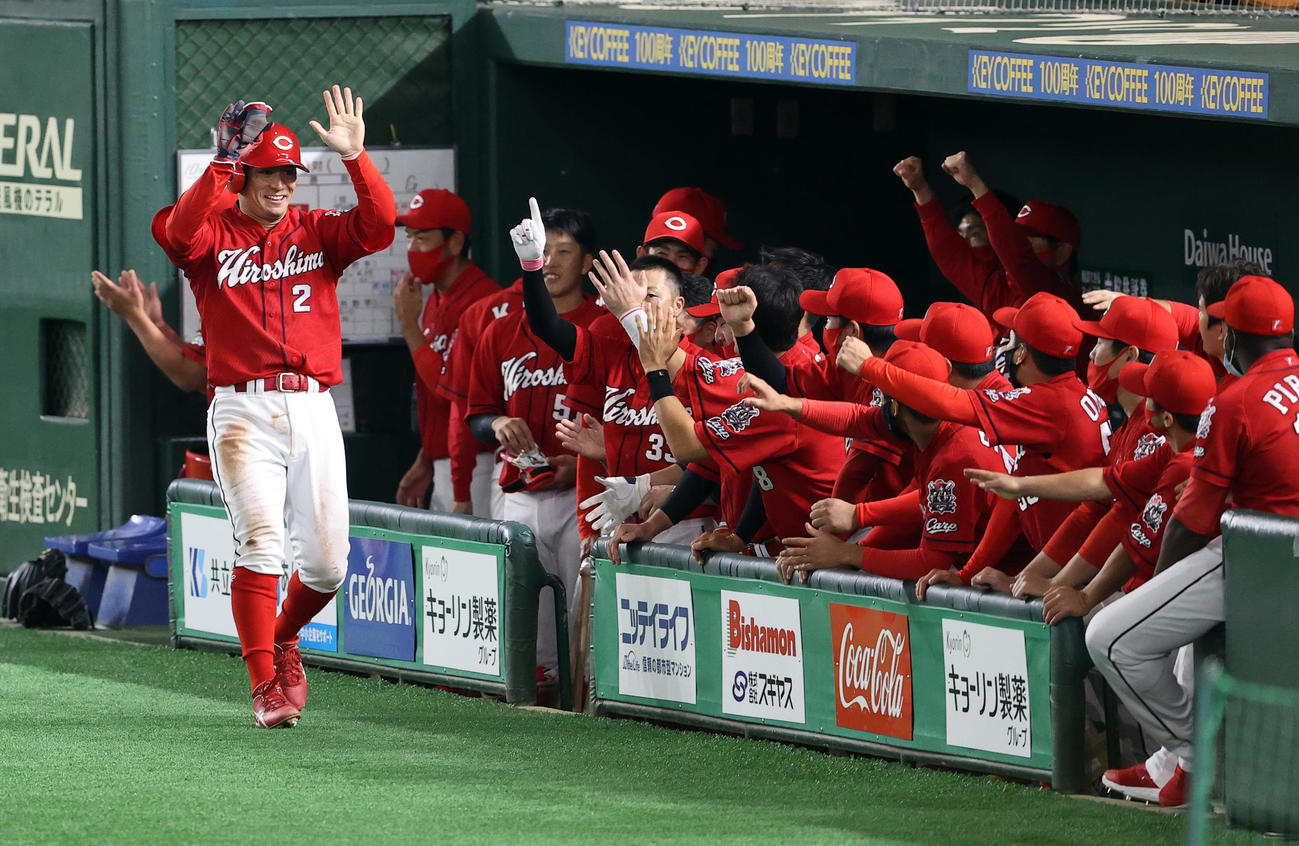 巨人対広島　4回表広島無死一、二塁、松山の中前適時打で生還した田中広（左）はナインとエアハイタッチ（撮影・浅見桂子）
