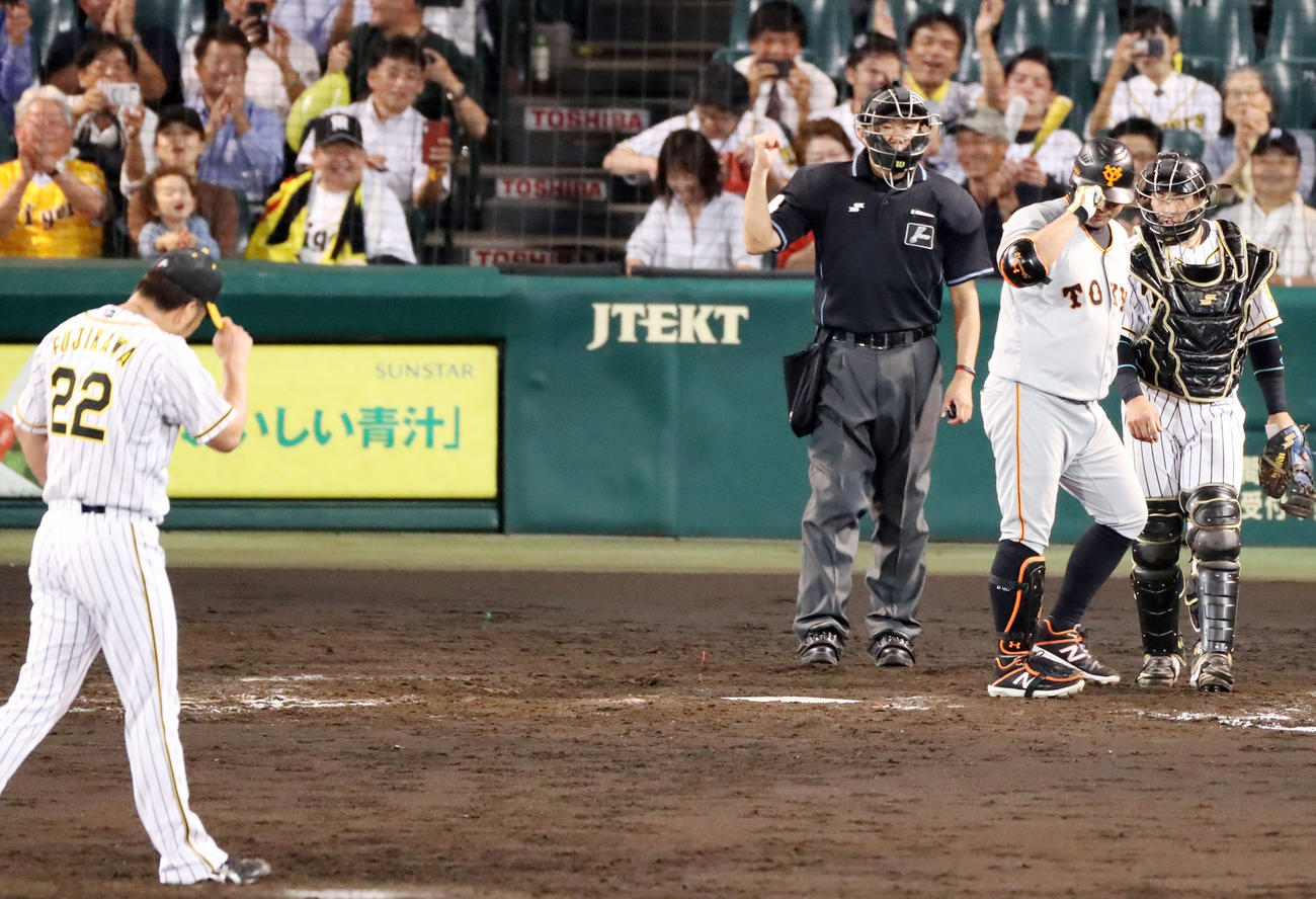昨年9月、巨人阿部から空振り三振を奪った藤川（左）は帽子のつばに触ってあいさつする（2019年9月24日撮影）