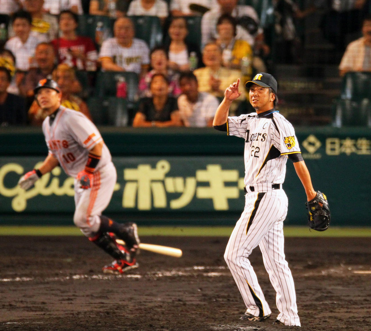 阿部慎之助に中堅フェンス直撃の二塁打を浴び打球を見送る藤川球児は（2012年9月6日撮影）