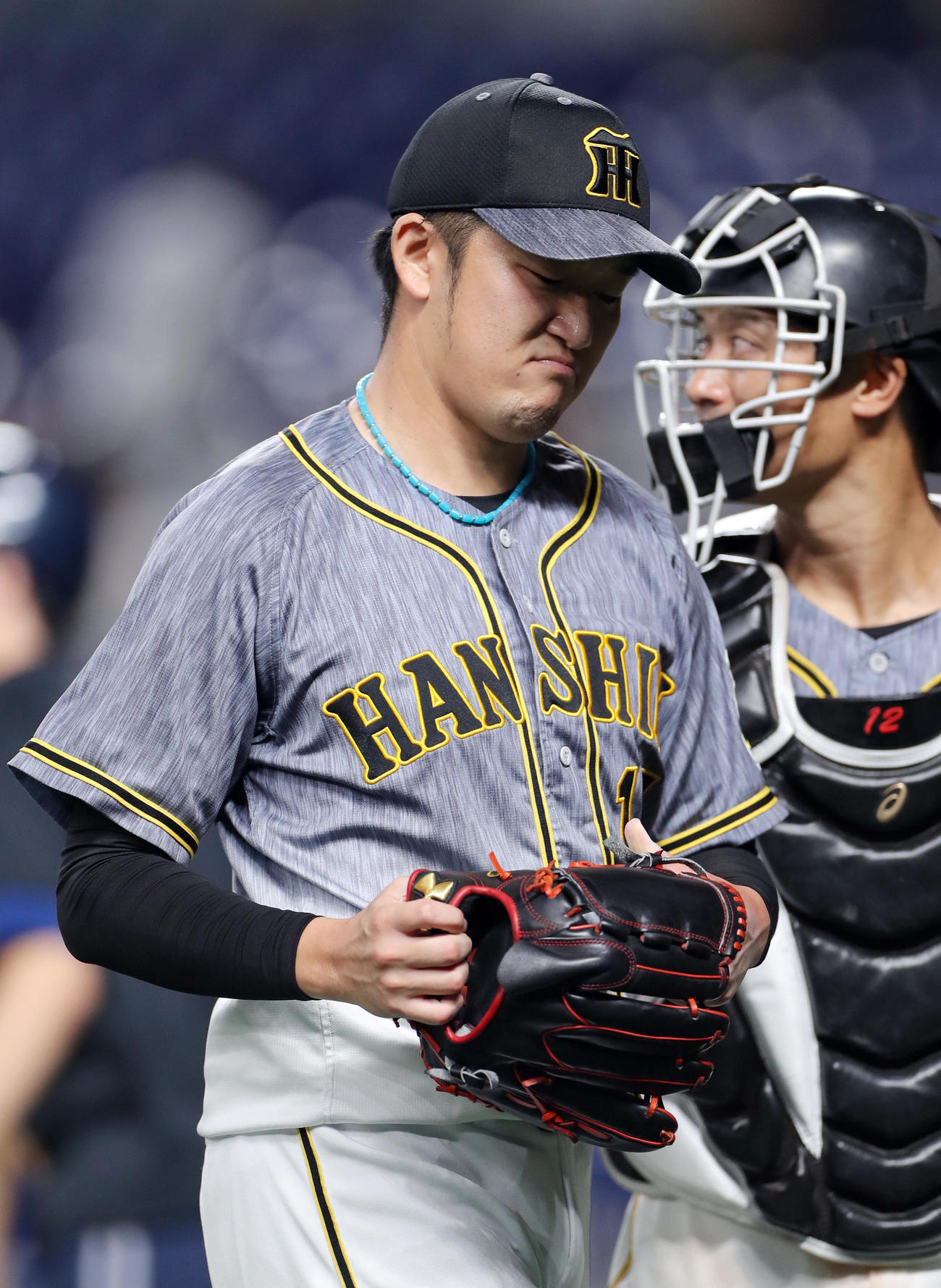 中日対阪神　5回裏を投げ終え、悔しそうに顔をしかめながらベンチへ戻る阪神岩貞（撮影・前田充）