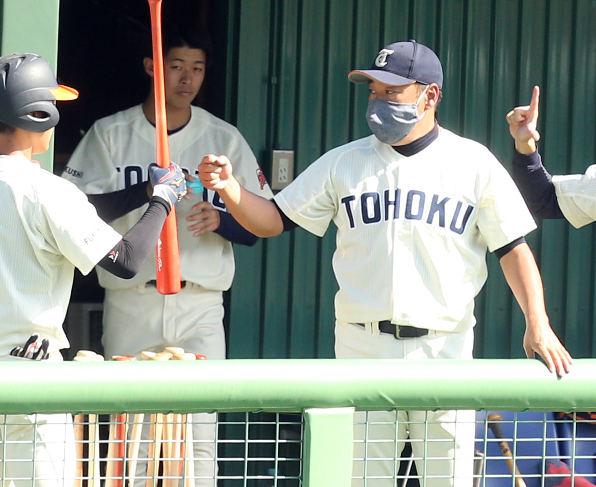 東北福祉大対東北学院大　選手をグータッチで迎える東北福祉大・大塚監督（右）（撮影・野上伸悟）