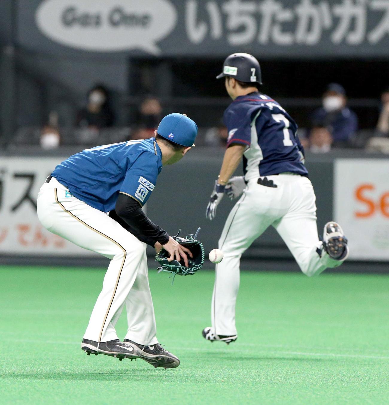 日本ハム対西武　3回表西武無死、金子の投ゴロをファンブルし出塁を許す日本ハム上沢（左手前）（撮影・佐藤翔太）