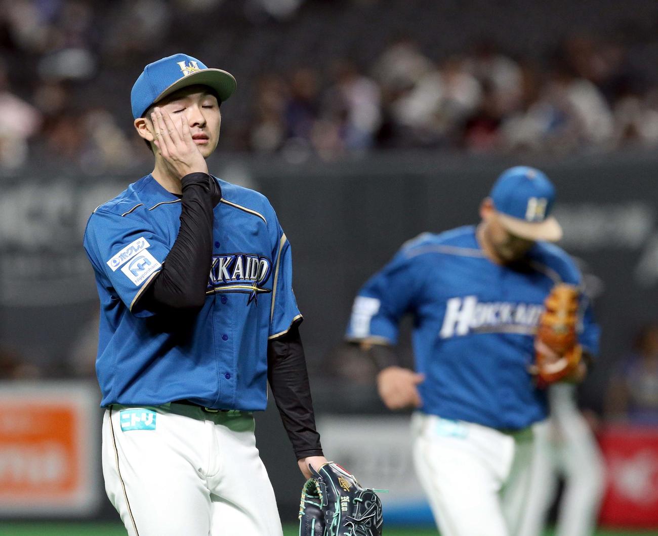 日本ハム対西武　追加点を許し汗を拭いながらベンチに戻る日本ハム上沢（撮影・佐藤翔太）