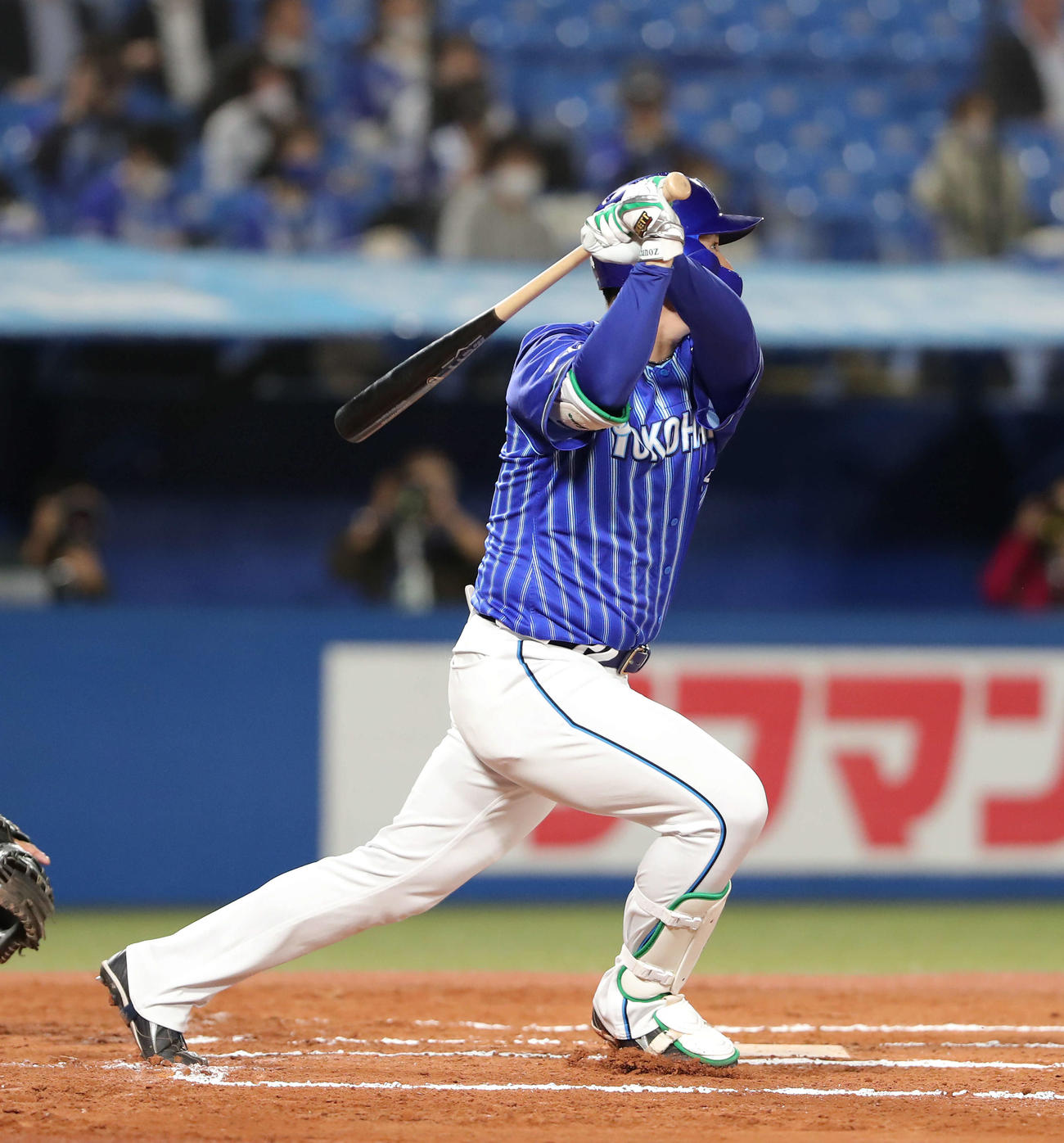 ヤクルト対DeNA　6回表DeNA無死二塁、勝ち越しの中越え2点本塁打を放つ佐野（撮影・河田真司）