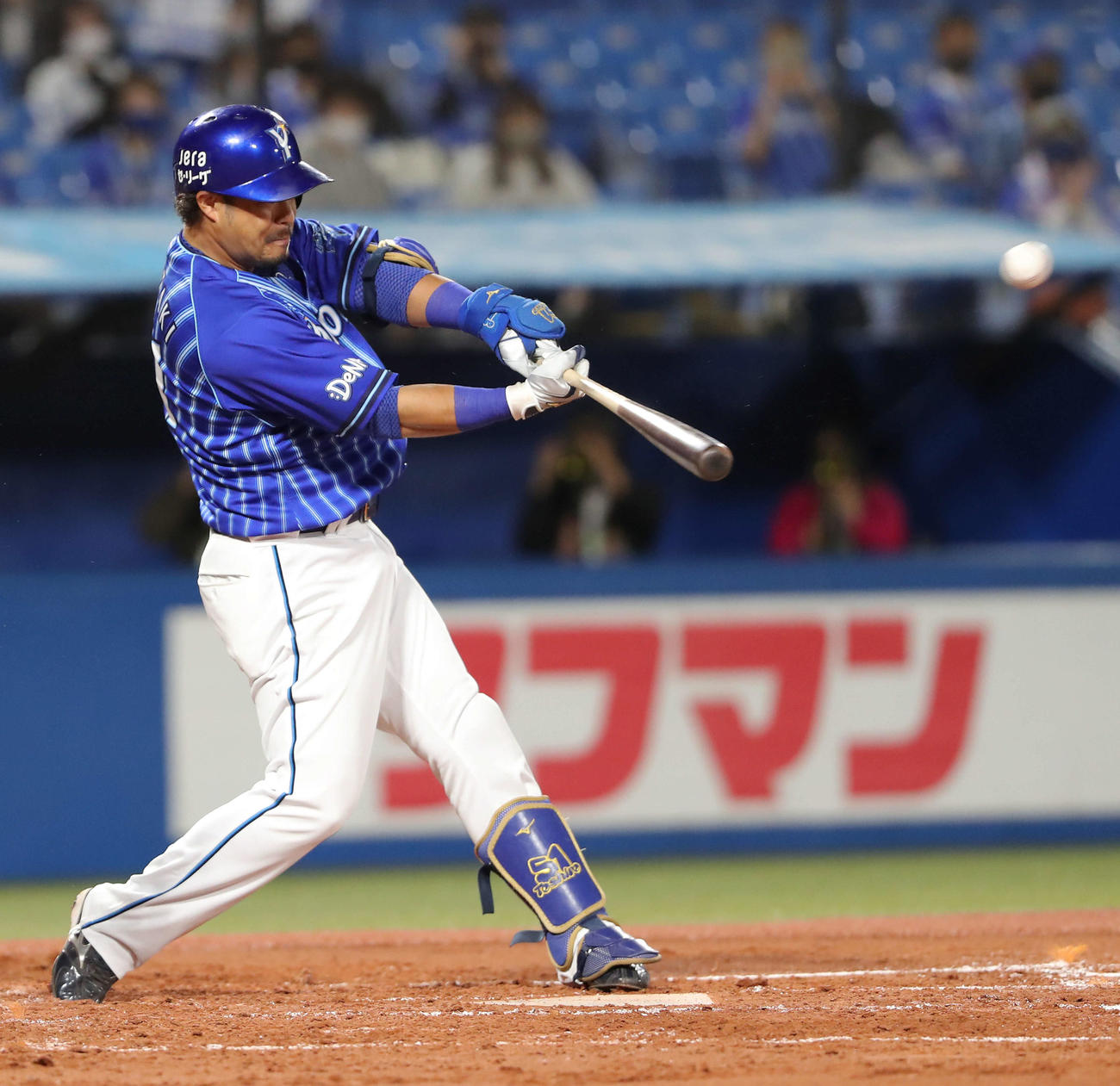 ヤクルト対DeNA　2回表DeNA無死、中越え二塁打を放つ宮崎（撮影・河田真司）