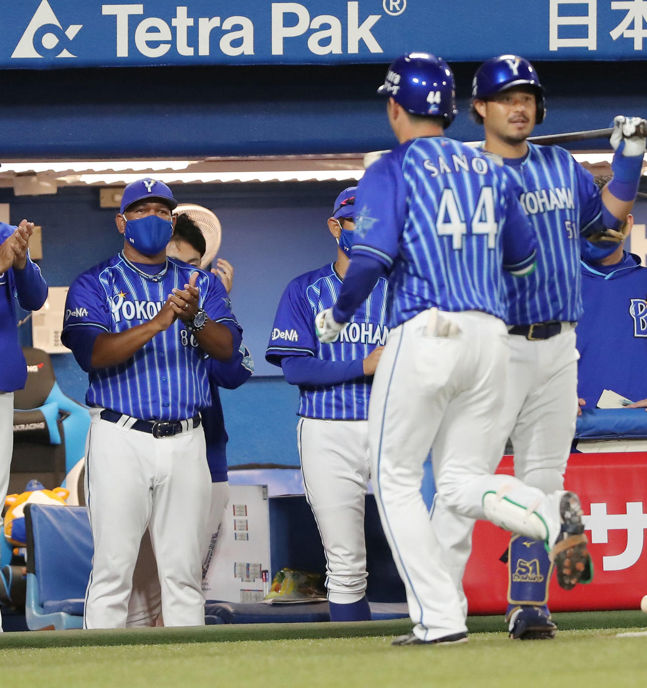 ヤクルト対DeNA　6回表DeNA無死二塁、勝ち越しの中越え2点本塁打を放ち、生還した佐野（右）はラミレス監督に迎えられる（撮影・河田真司）