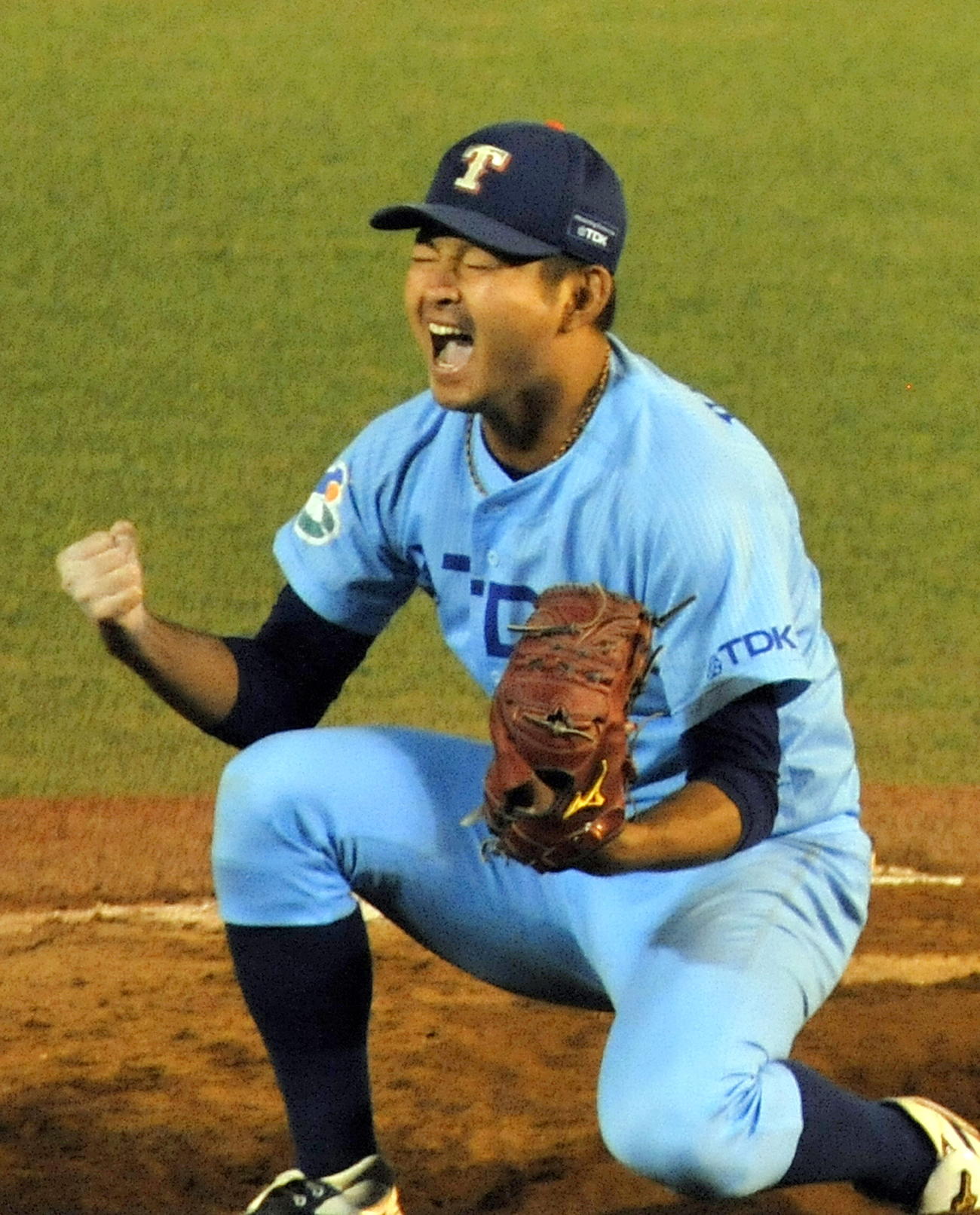 TDK対JR東日本東北　延長12回完封勝利のTDKエース小木田は優勝を決め、雄たけびをあげる