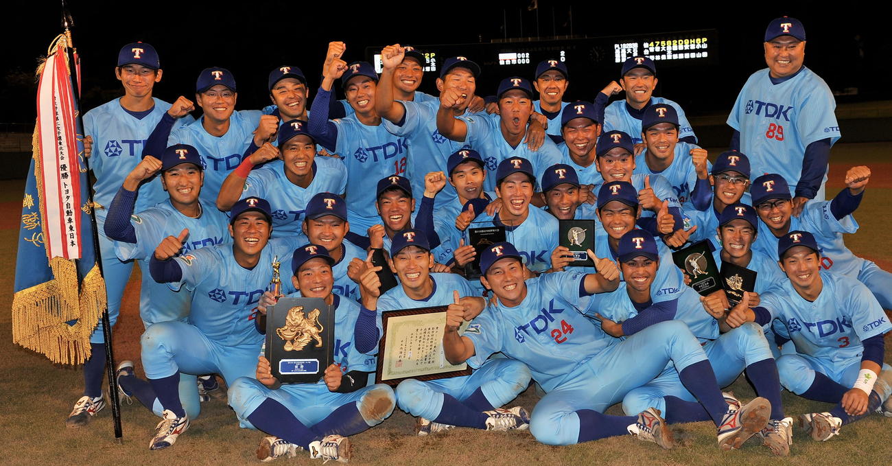 第1代表で7年ぶりの都市対抗出場を決めて喜び合うTDKの選手たち（撮影・佐々木雄高）