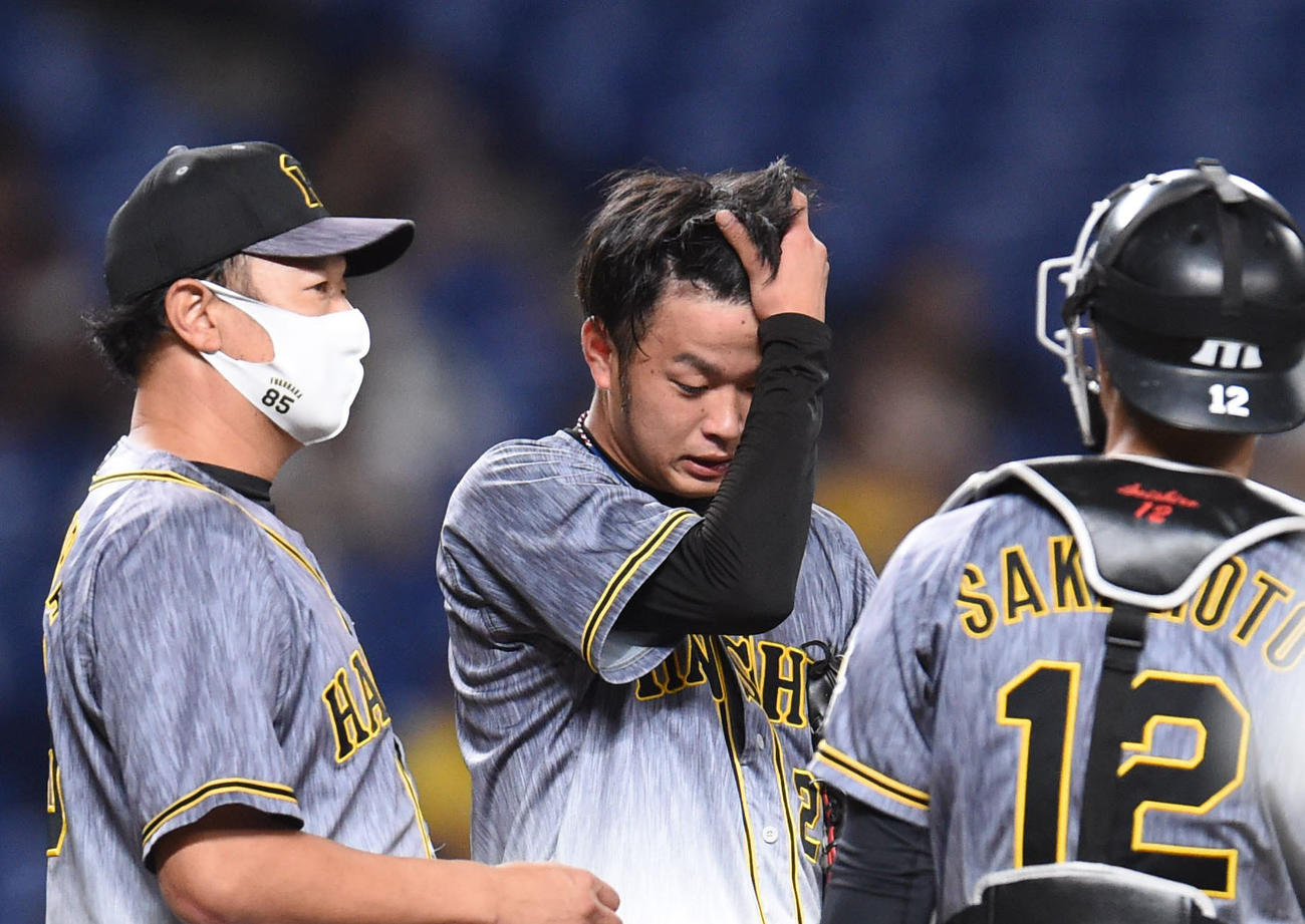 中日対阪神　3回裏中日無死二塁、マウンドの高橋のもとに集まる福原投手コーチら阪神ナイン（撮影・森本幸一）