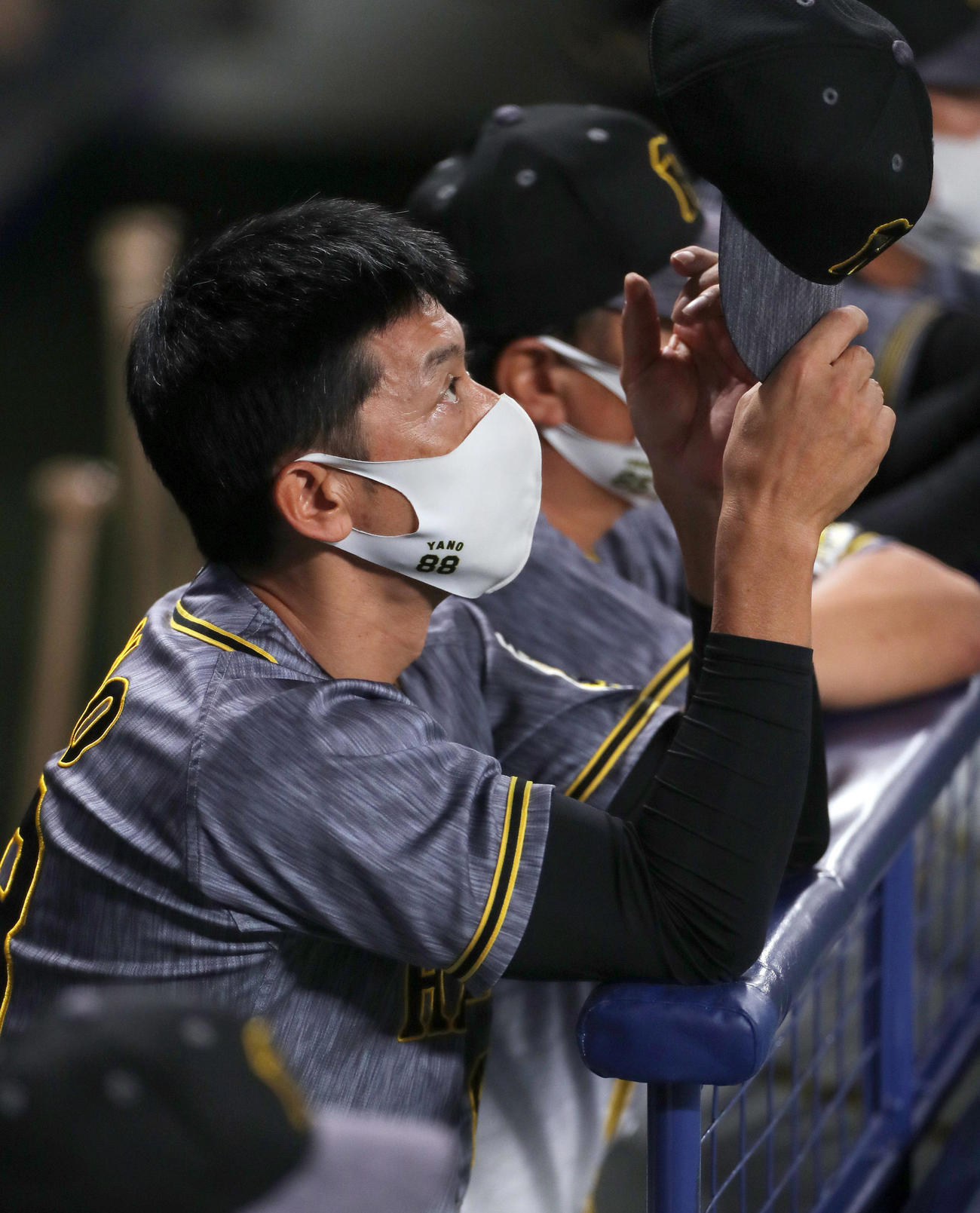 中日対阪神　1回裏中日1死三塁、矢野監督はビシエドに同点適時二塁打を浴び、帽子を見つめる（撮影・前田充）
