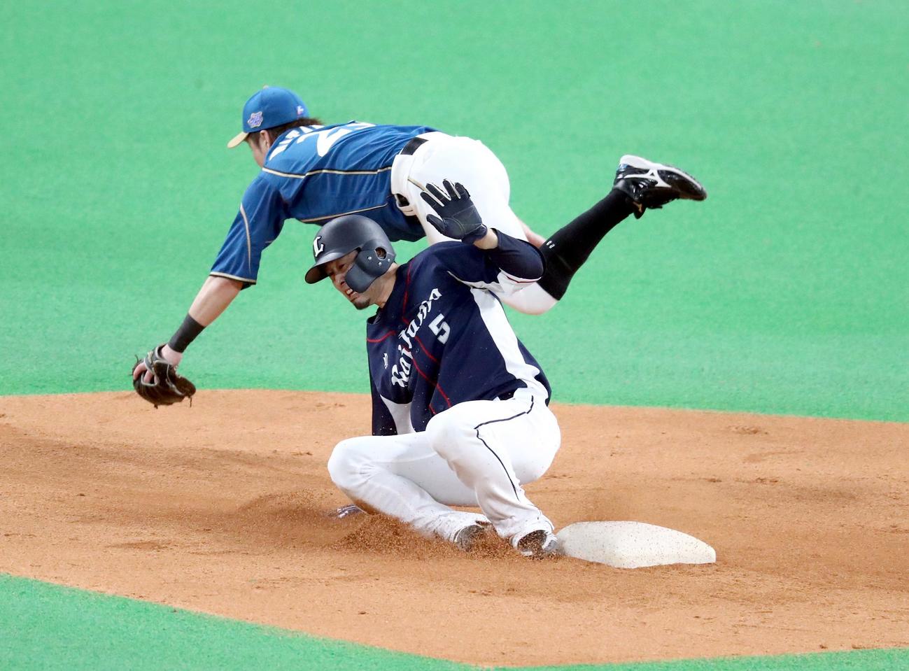 日本ハム対西武　8回表西武1死一塁、プロ通算100盗塁を決める外崎（撮影・黒川智章）