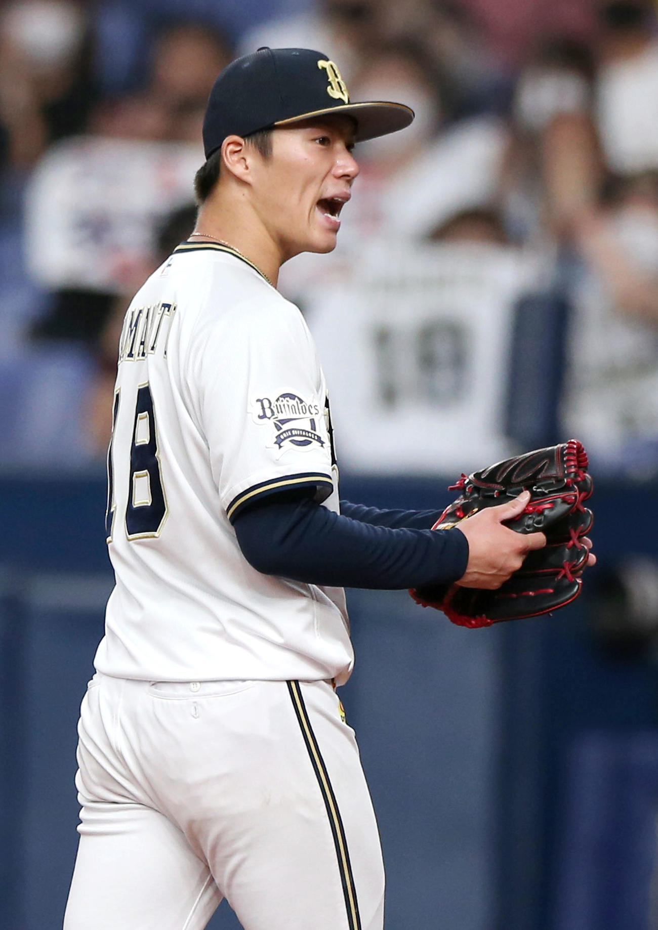オリックス対ソフトバンク　8回表ソフトバンク1死一、二塁、山本は中村晃を二直併殺に仕留め喜ぶ（撮影・上山淳一）