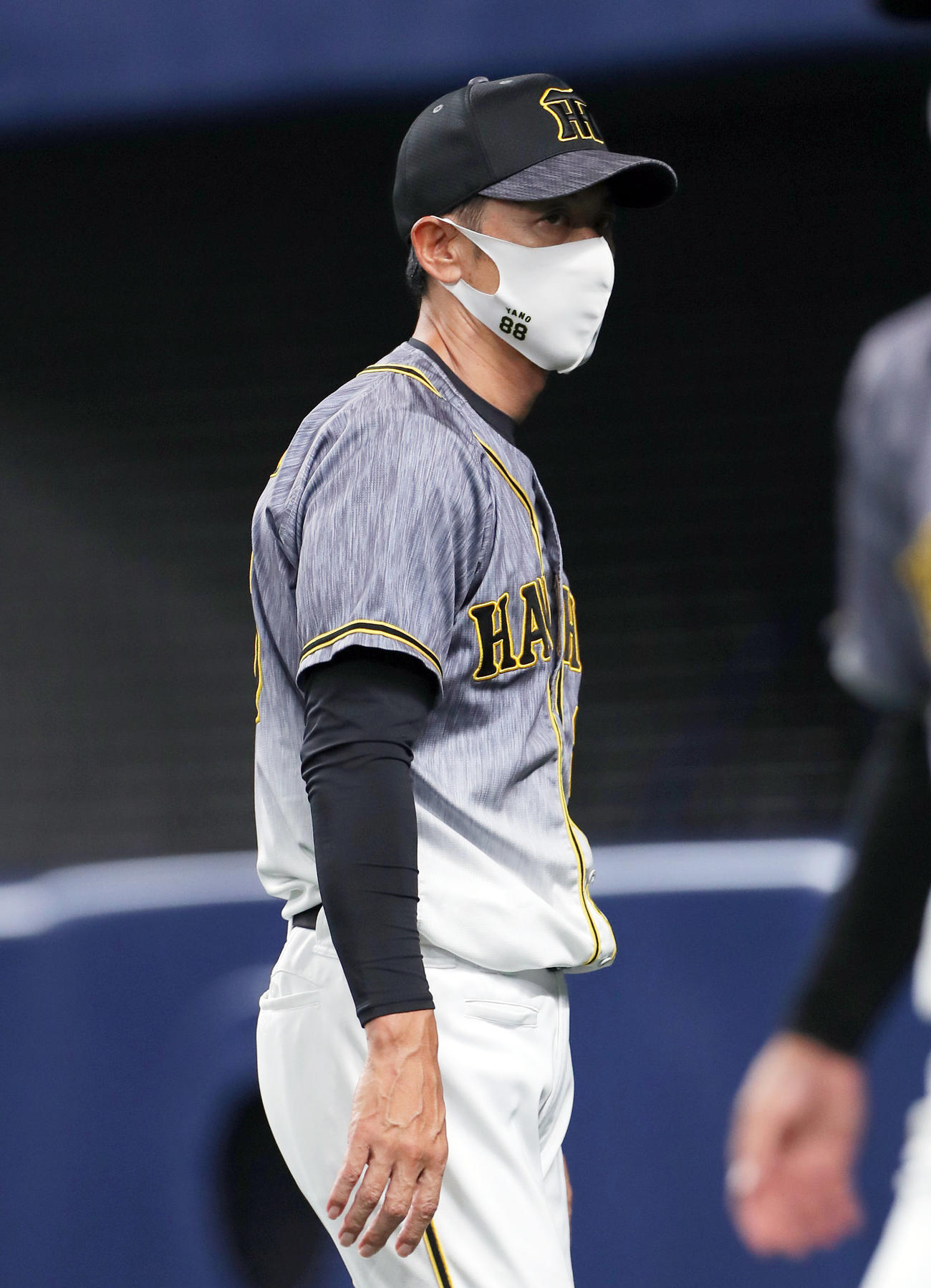 中日対阪神　5回、投手交代を告げベンチへ戻る阪神矢野監督（撮影・前田充）