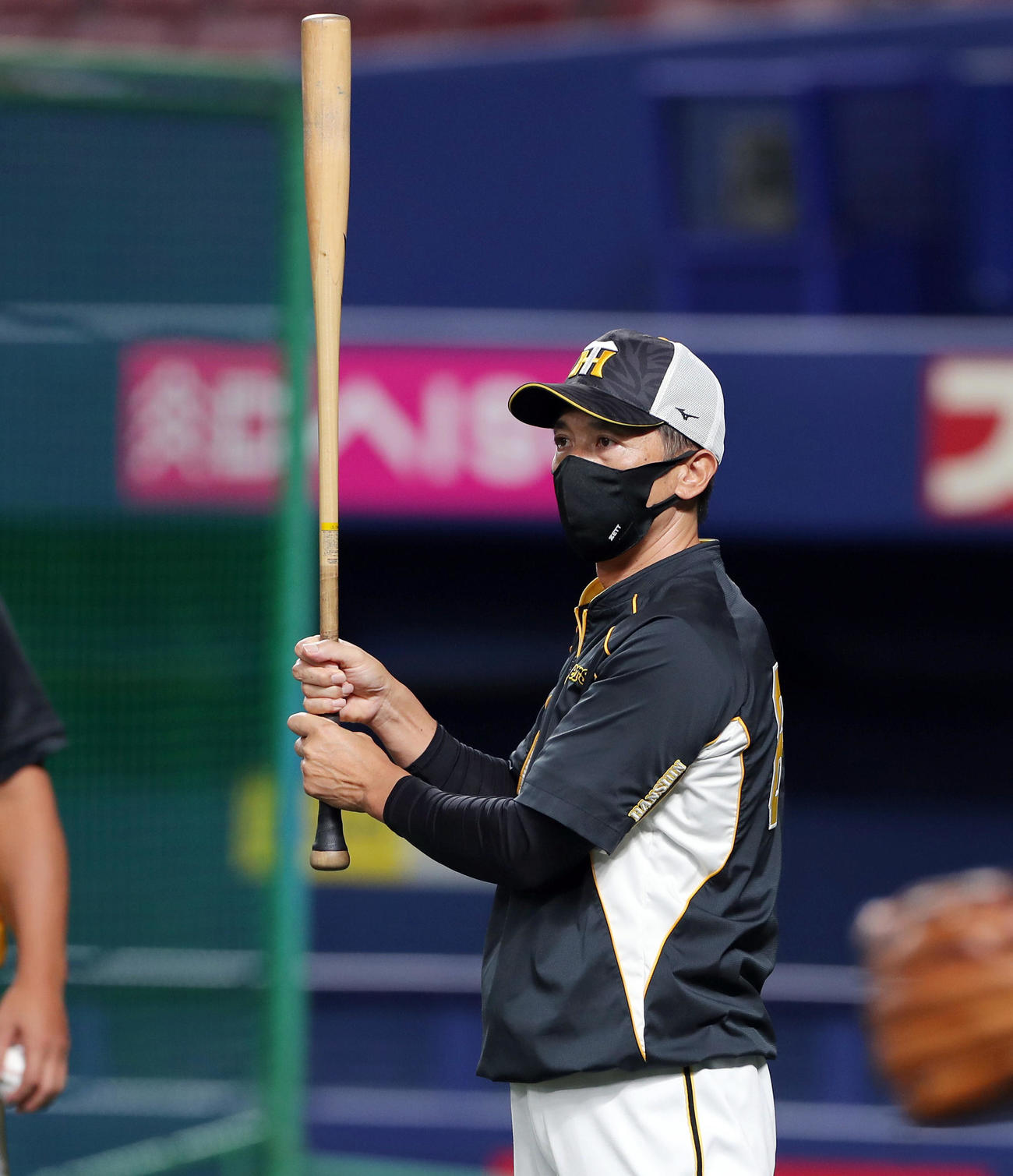 中日対阪神　バットを手に練習を見つめる阪神矢野監督（撮影・前田充）
