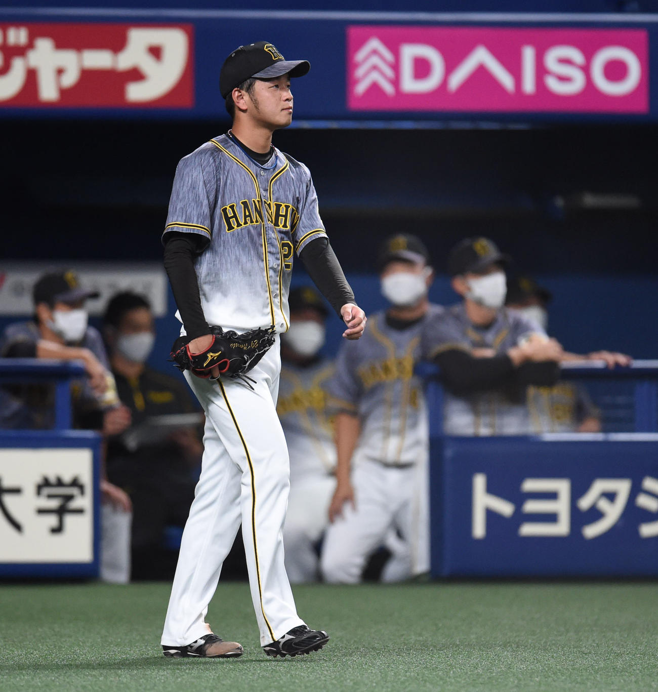 中日対阪神　3回裏中日無死一塁、アルモンテに適時二塁打を打たれた高橋（撮影・森本幸一）