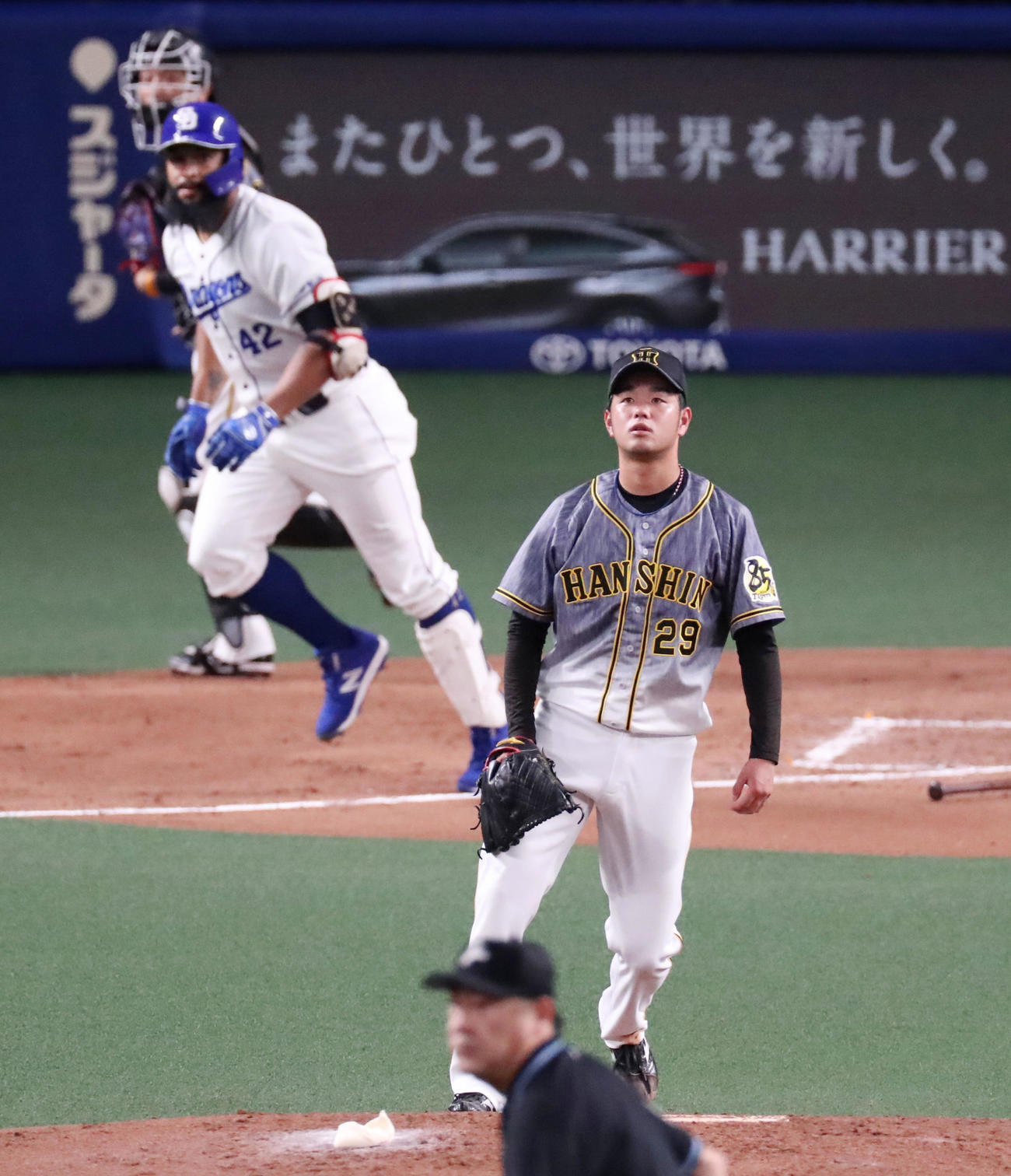 中日対阪神　3回裏中日無死一塁、高橋はアルモンテに中適時二塁打を打たれ失点する（撮影・加藤哉）