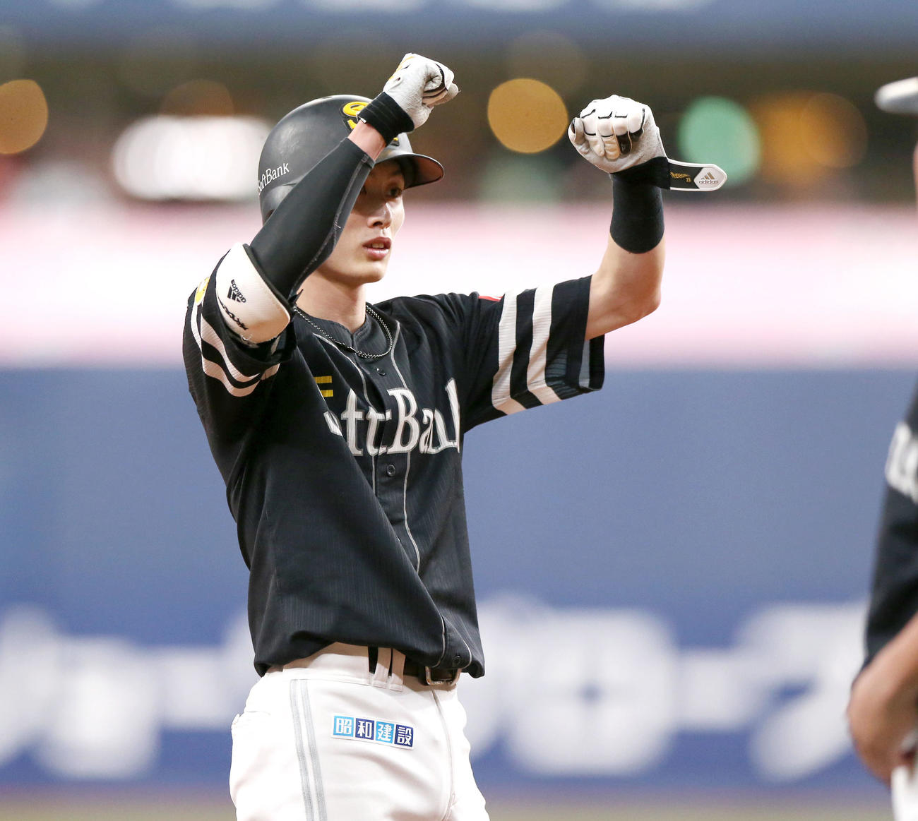 オリックス対ソフトバンク　3回表ソフトバンク1死一塁、周東は先制適時三塁打を放ち、三塁でガッツポーズ（撮影・上山淳一）
