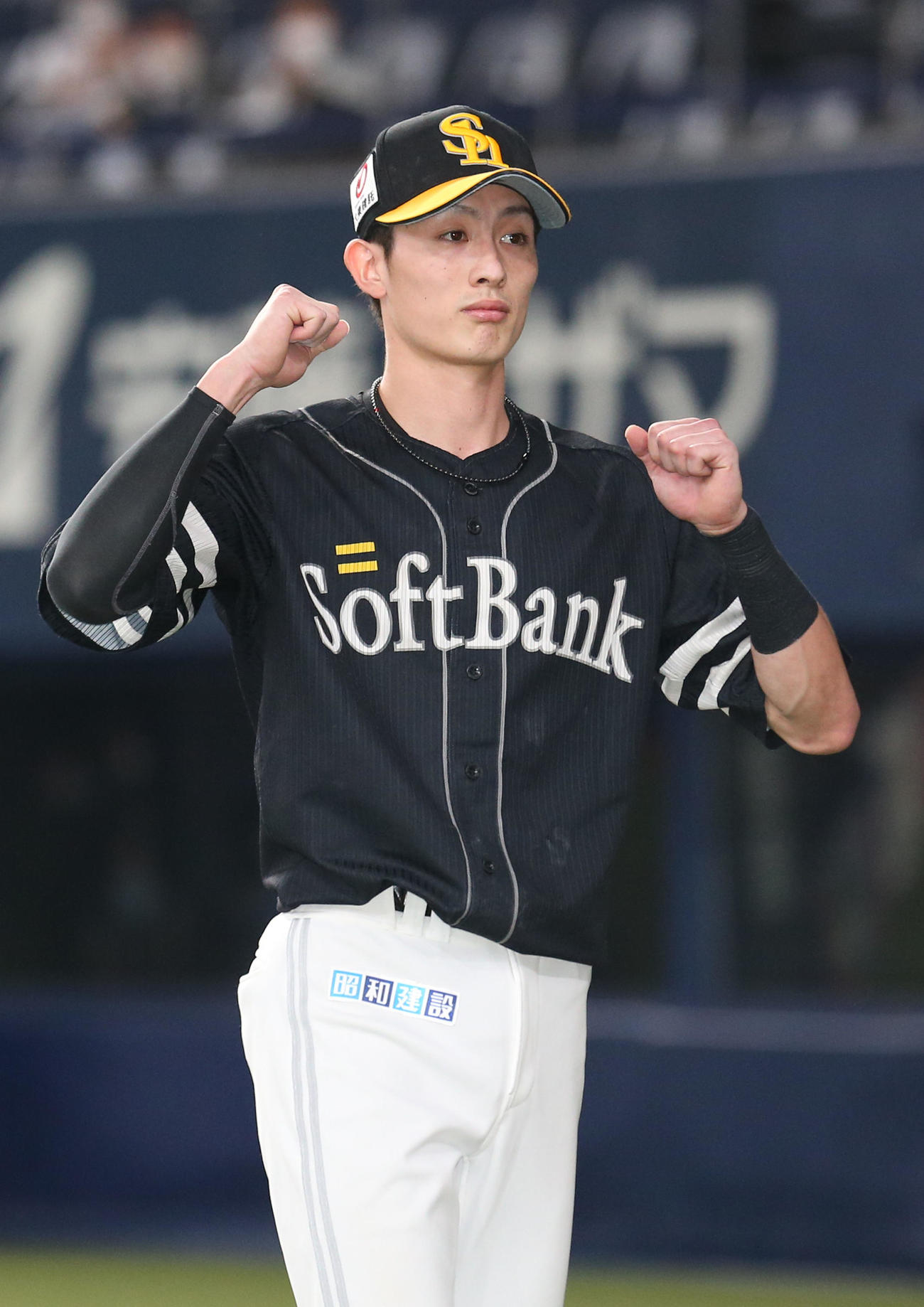 オリックス対ソフトバンク　ヒーローのソフトバンク周東は記念撮影にガッツポーズ（撮影・上山淳一）
