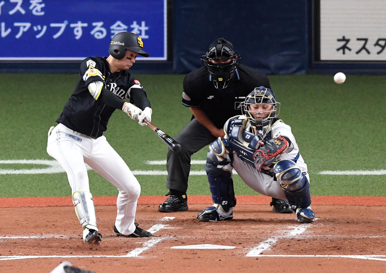 オリックス対ソフトバンク　3回表ソフトバンク1死、川瀬は左前打を放つ（撮影・前岡正明）
