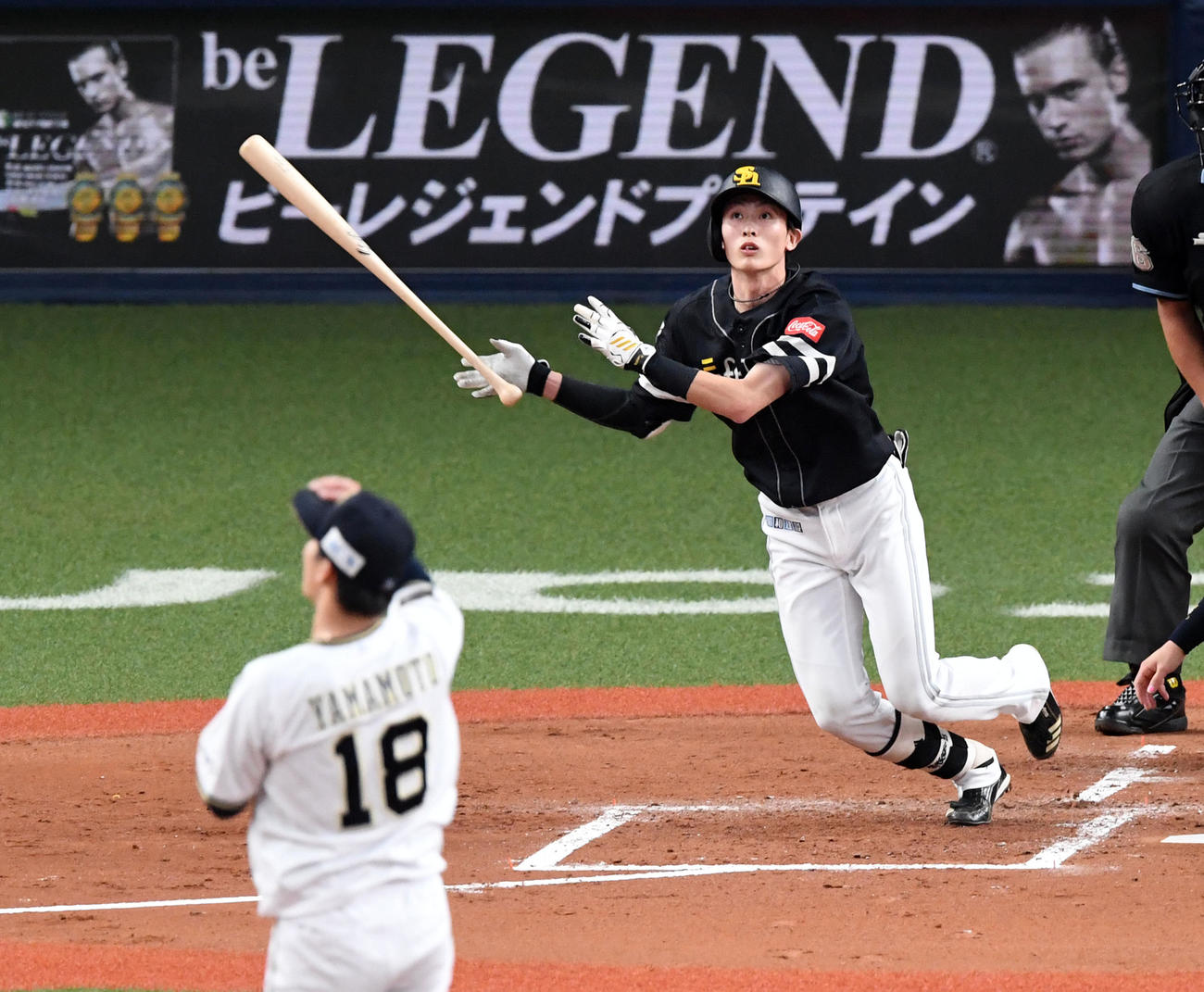 オリックス対ソフトバンク　3回表ソフトバンク1死一塁、周東は右中間に先制適時三塁打を放つ。投手山本（撮影・前岡正明）