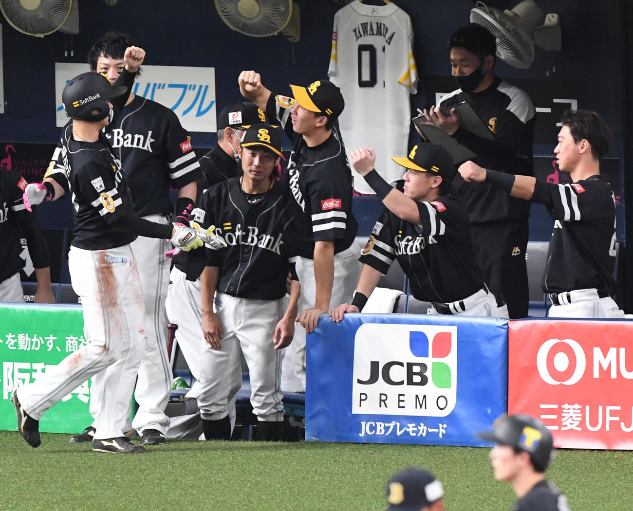 オリックス対ソフトバンク　3回表ソフトバンク1死一塁、周東の先制適時三塁打で生還した川瀬（左）を迎えるソフトバンクナイン（撮影・前岡正明）