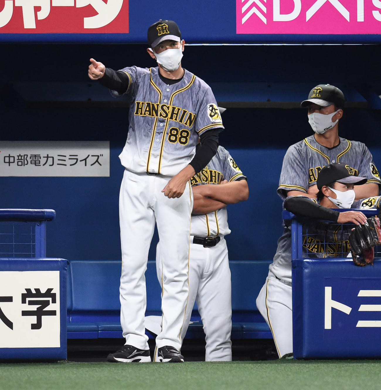 中日対阪神　5回表阪神1死二塁、代打高山を告げる矢野監督（撮影・森本幸一）
