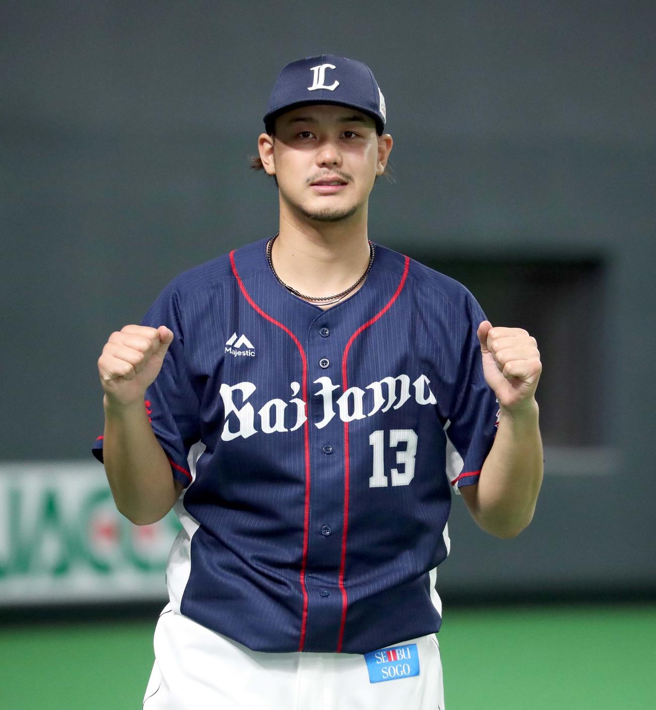 日本ハム対西武　試合後、ガッツポーズをしながら記念撮影に応じる西武高橋光（撮影・佐藤翔太）