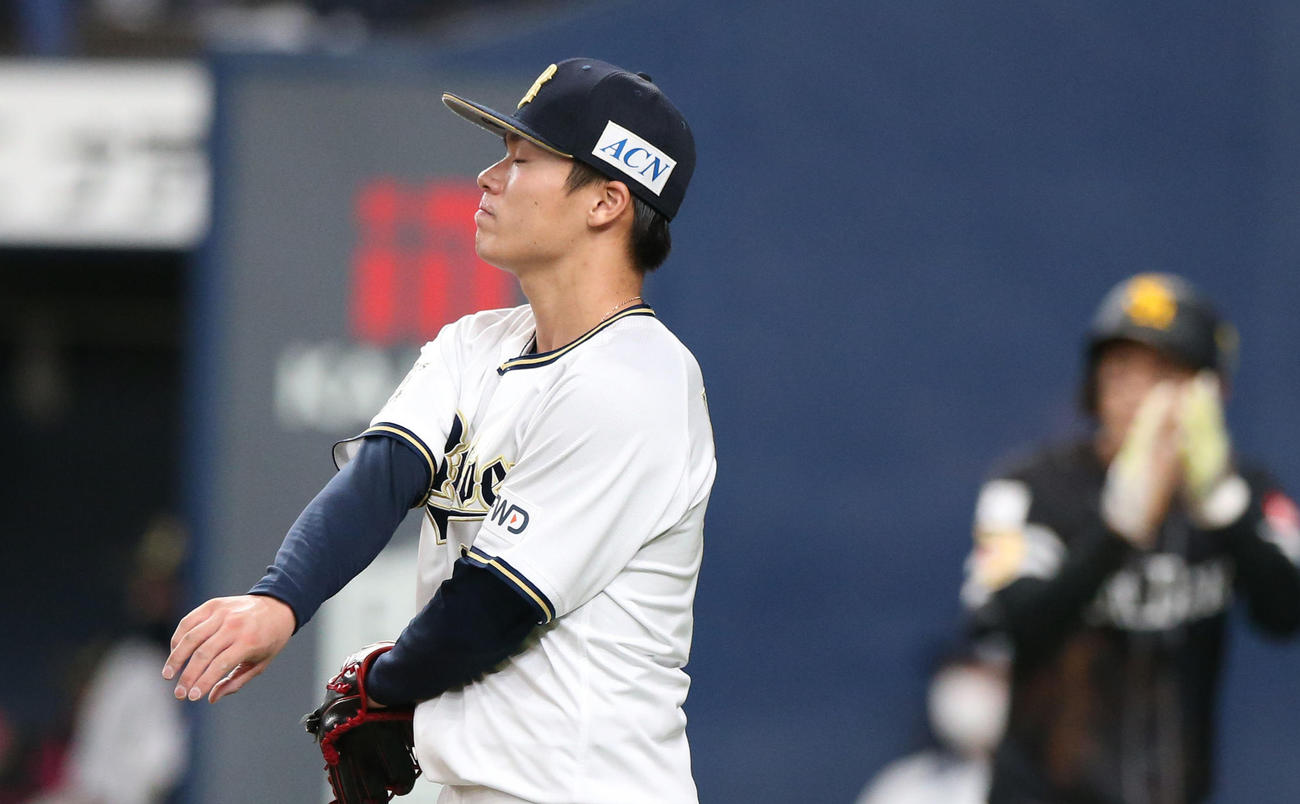 オリックス対ソフトバンク　3回表ソフトバンク1死一塁、山本（手前）は周東に先制の右越え適時三塁打を打たれ悔しげに腕を振る（撮影・上山淳一）