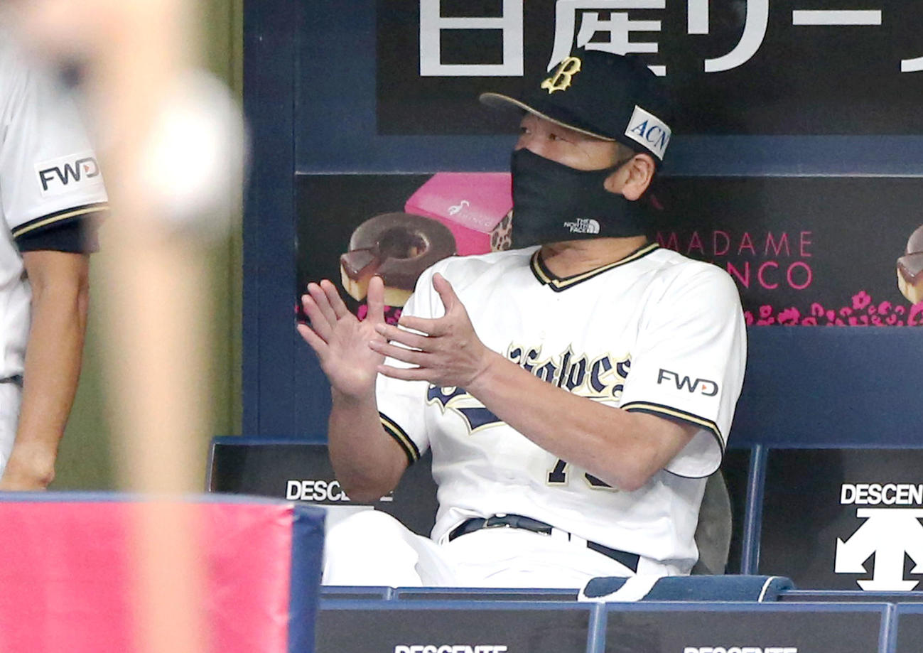 オリックス対ソフトバンク　5回表ソフトバンク2死、中嶋聡監督代行は山本が周東を空振り三振に仕留め拍手する（撮影・上山淳一）