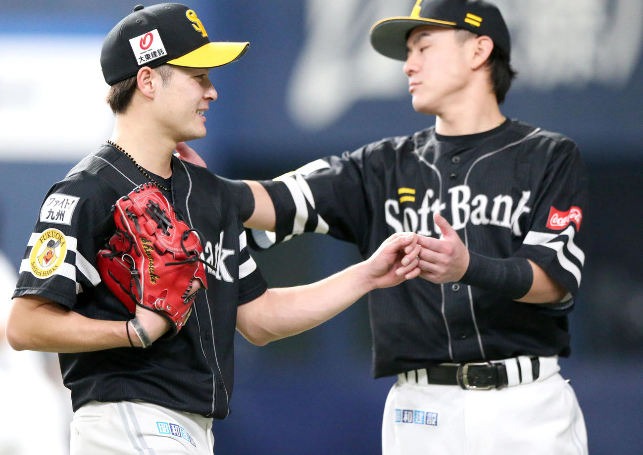 オリックス対ソフトバンク　笠谷（左）は4回裏を3人で抑え笑顔でタッチ（撮影・上山淳一）