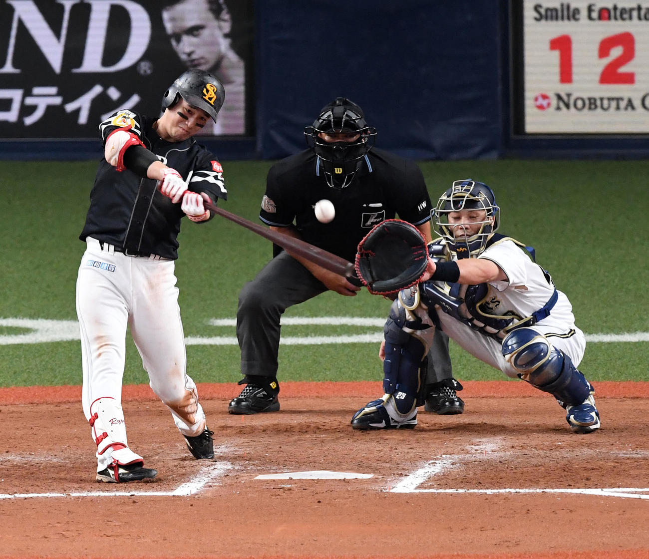 オリックス対ソフトバンク　9回表ソフトバンク1死一塁、栗原は中適時三塁打を放つ（撮影・前岡正明）
