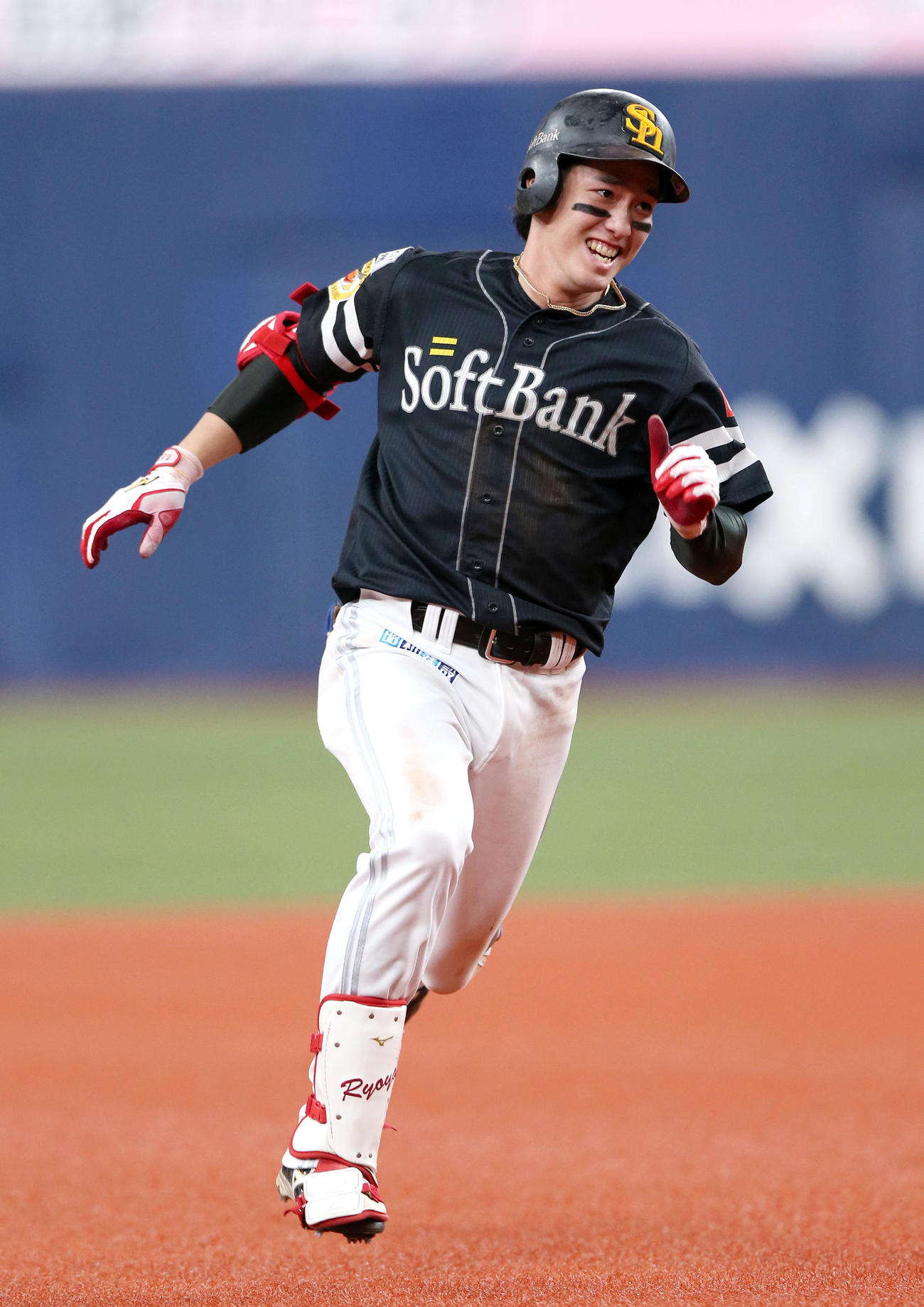 オリックス対ソフトバンク　9回表ソフトバンク1死一塁、栗原は中越え適時三塁打を放ち三塁に向かう（撮影・上山淳一）