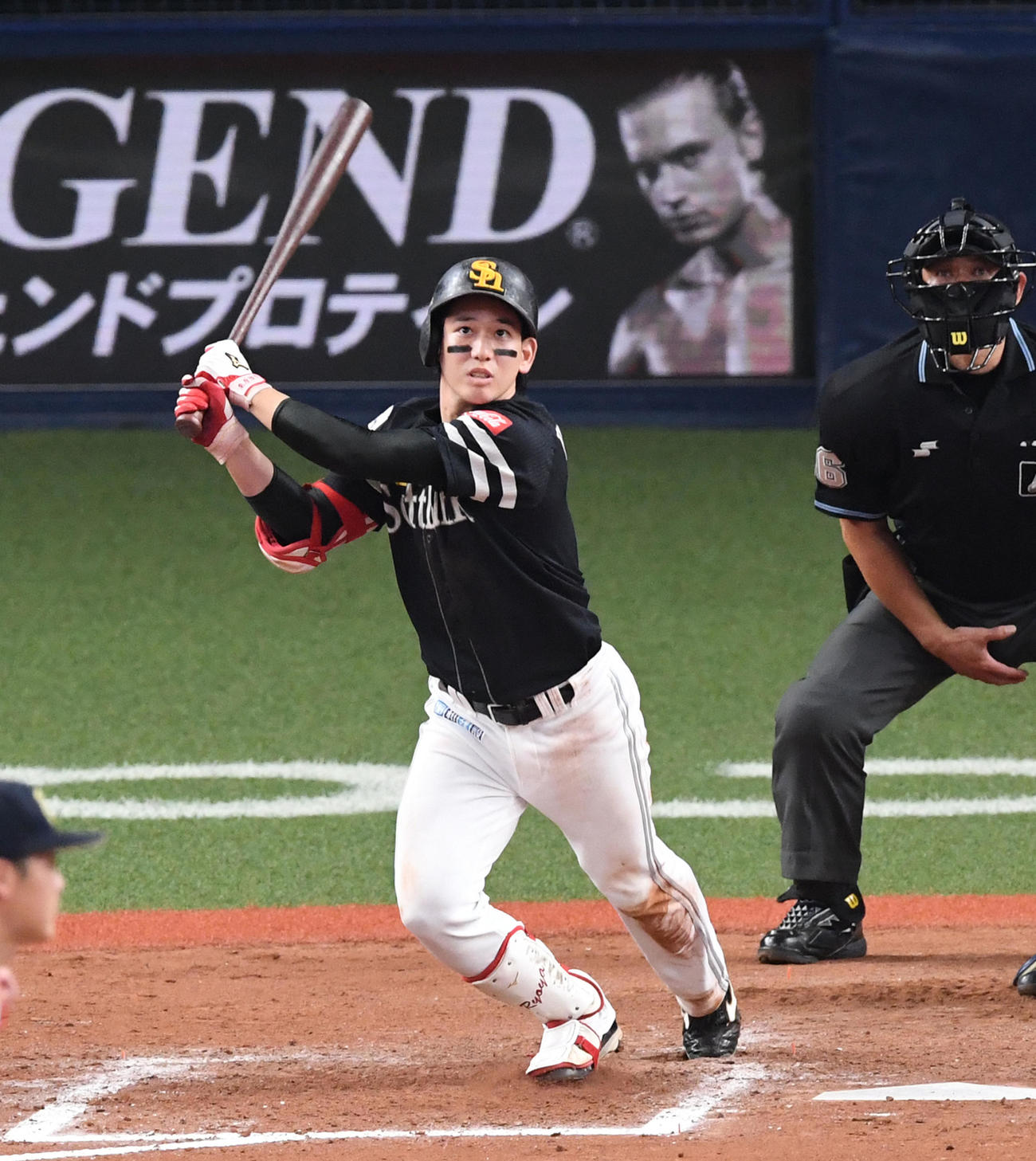 オリックス対ソフトバンク　9回表ソフトバンク1死一塁、栗原は中適時三塁打を放つ（撮影・前岡正明）