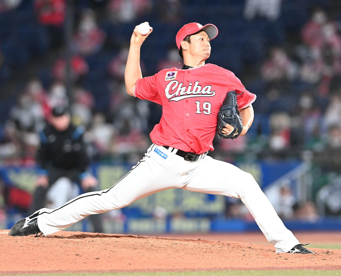 ロッテ対楽天　ロッテ2番手で登板した唐川（撮影・山崎安昭）