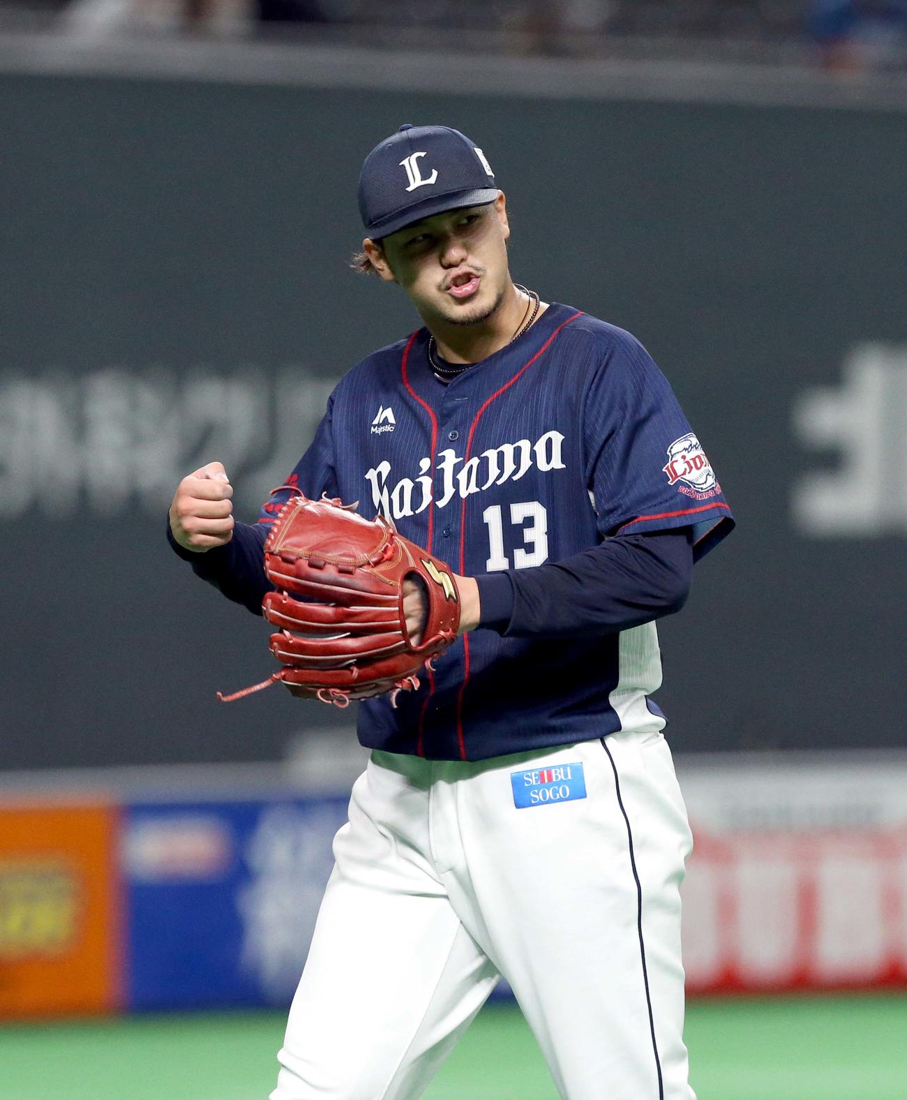 日本ハム対西武　8回裏を無失点に抑えグラブをたたく西武高橋光（撮影・佐藤翔太）