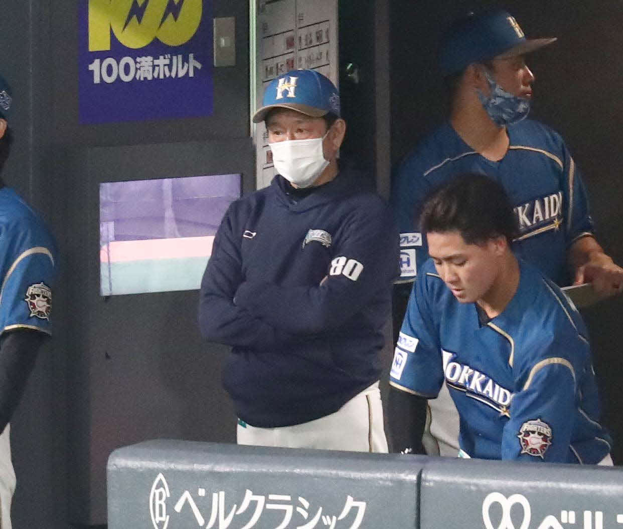 日本ハム対西武　ベンチで渋い表情の栗山監督（撮影・黒川智章）