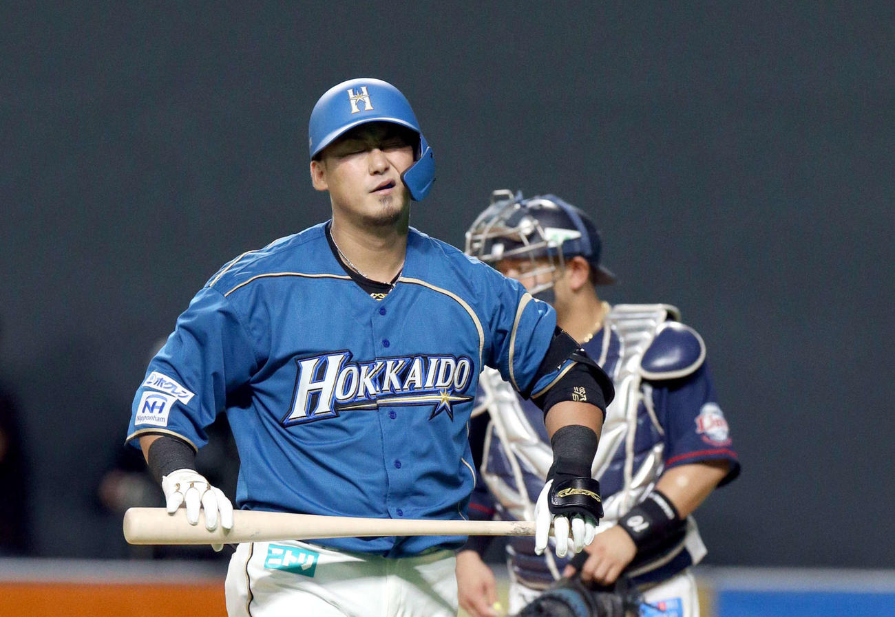 日本ハム対西武　4回裏日本ハム無死一塁、中田は一邪飛に終わり顔をしかめながらベンチに戻る（撮影・佐藤翔太）