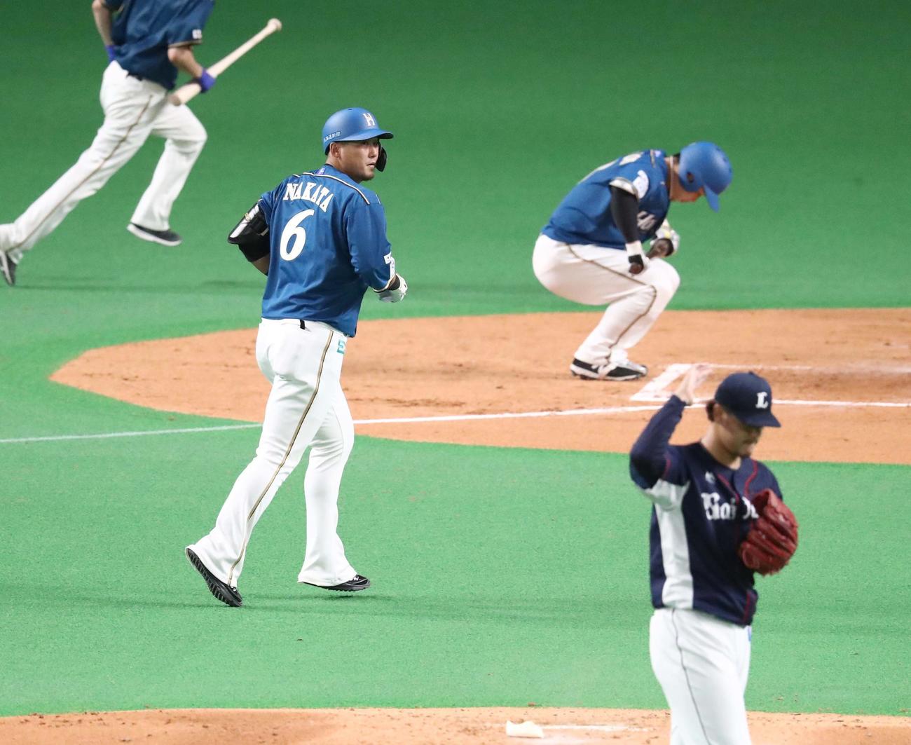 日本ハム対西武　2回裏日本ハム無死、高橋光（右）に右飛にとられ引き揚げる中田（撮影・黒川智章）