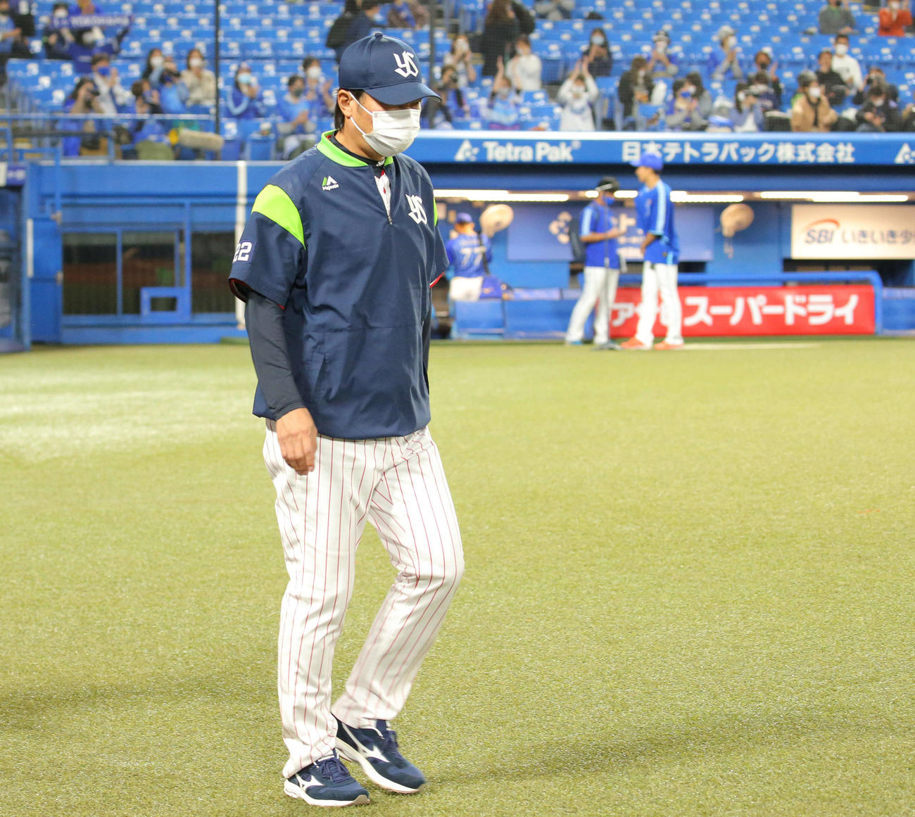 ヤクルト対DeNA　DeNAに敗れ球場から引き揚げる高津監督。後方右はヒーローインタビューに応えるDeNA大貫（撮影・河田真司）