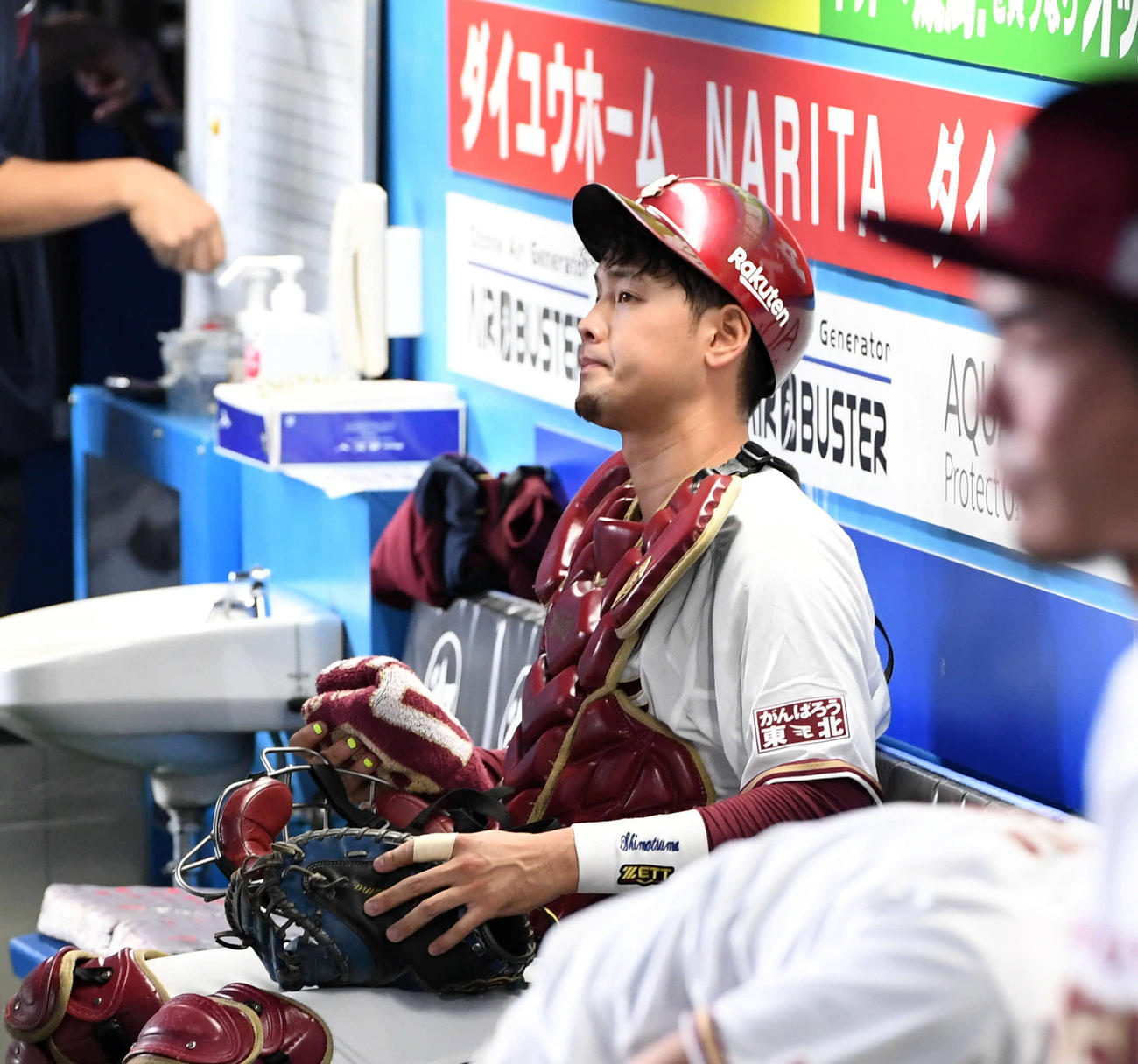 サヨナラ負けを喫し、ベンチで厳しい表情の楽天下妻（撮影・山崎安昭）