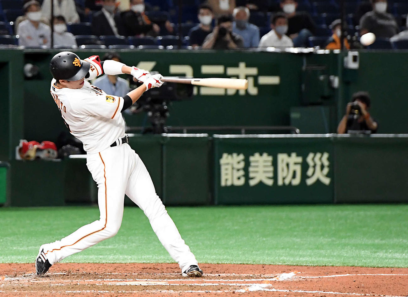 巨人対広島　6回裏巨人1死二塁、右前に適時打を放つ坂本（撮影・たえ見朱実）