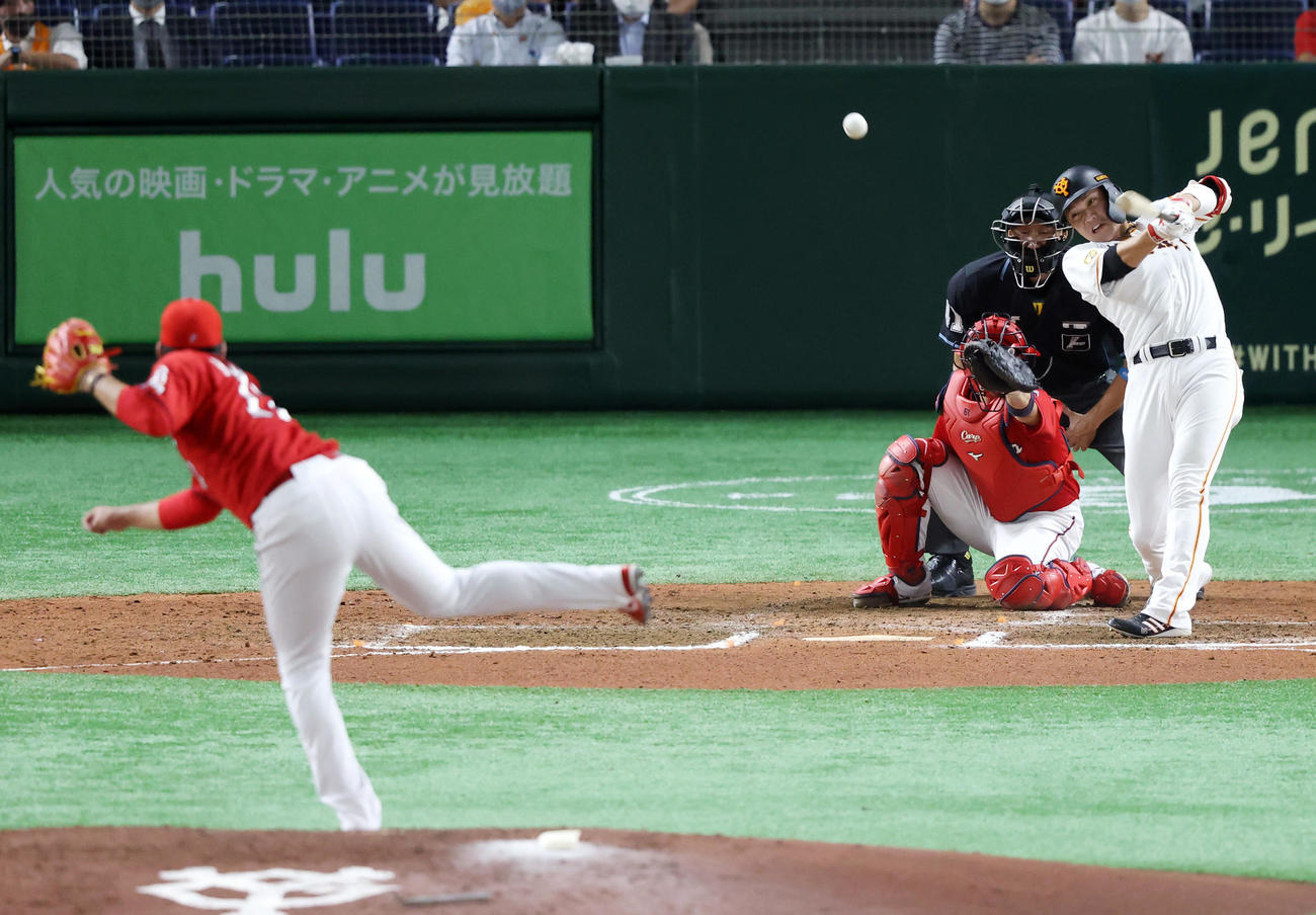 巨人対広島　6回裏巨人1死二塁、右翼に適時打を放つ坂本。投手九里（撮影・垰建太）